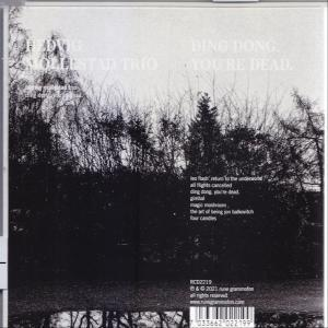 Albumcover mit Bandnamen und Songtiteln. Im Hintergrund Bäume und unten eine Reflexion der Bäume.