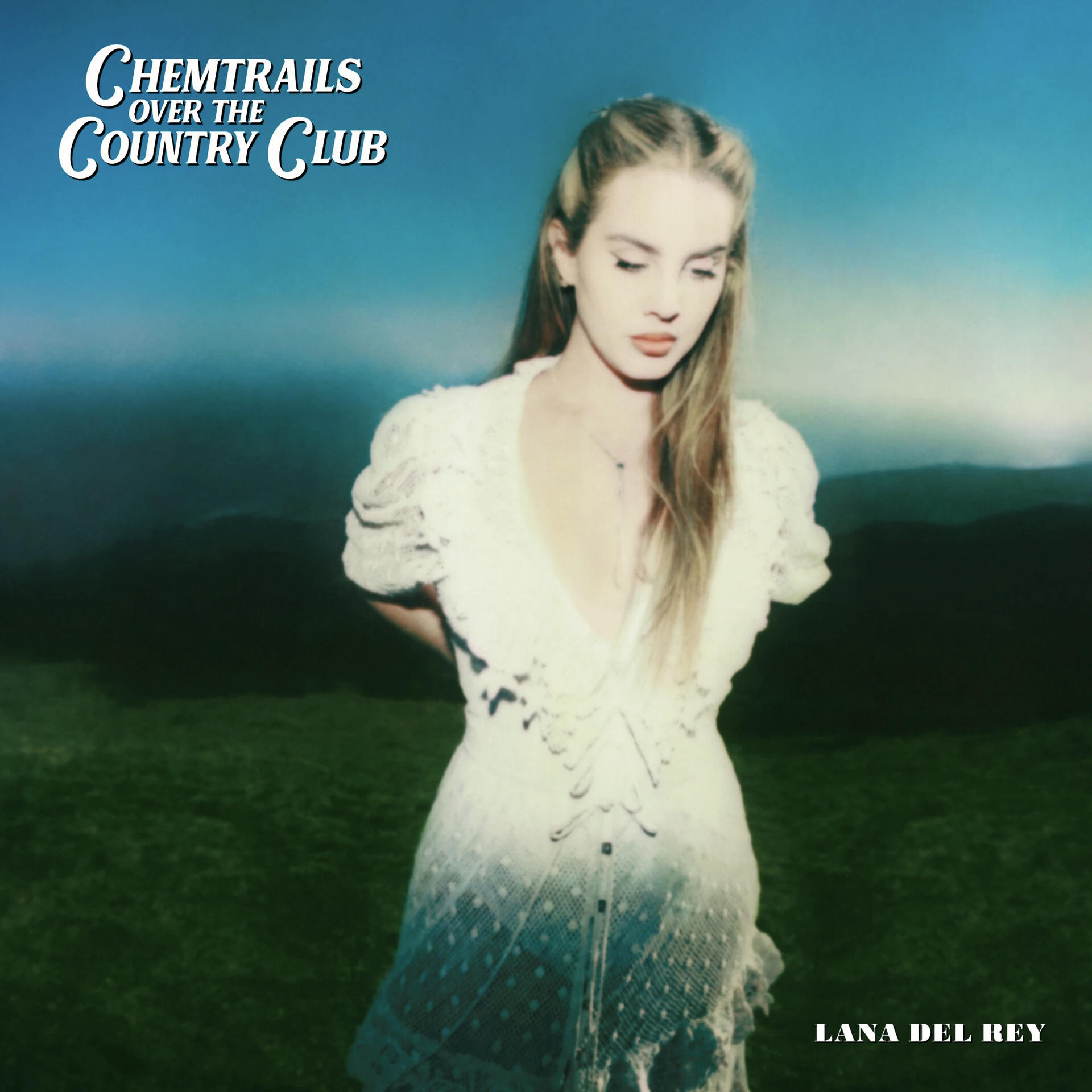 Lana Del Rey Albumcover. Eine Frau in einem weißen Kleid steht auf einem Feld mit blauem Himmel.