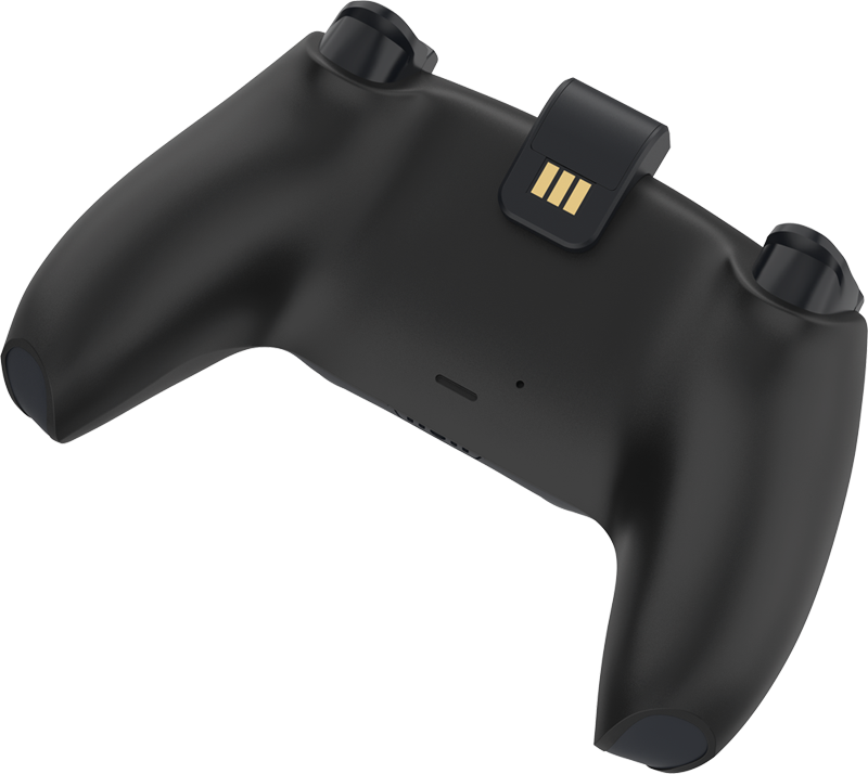 Fekete PlayStation 5 vezérlő, csatlakoztatott töltőadapterrel.