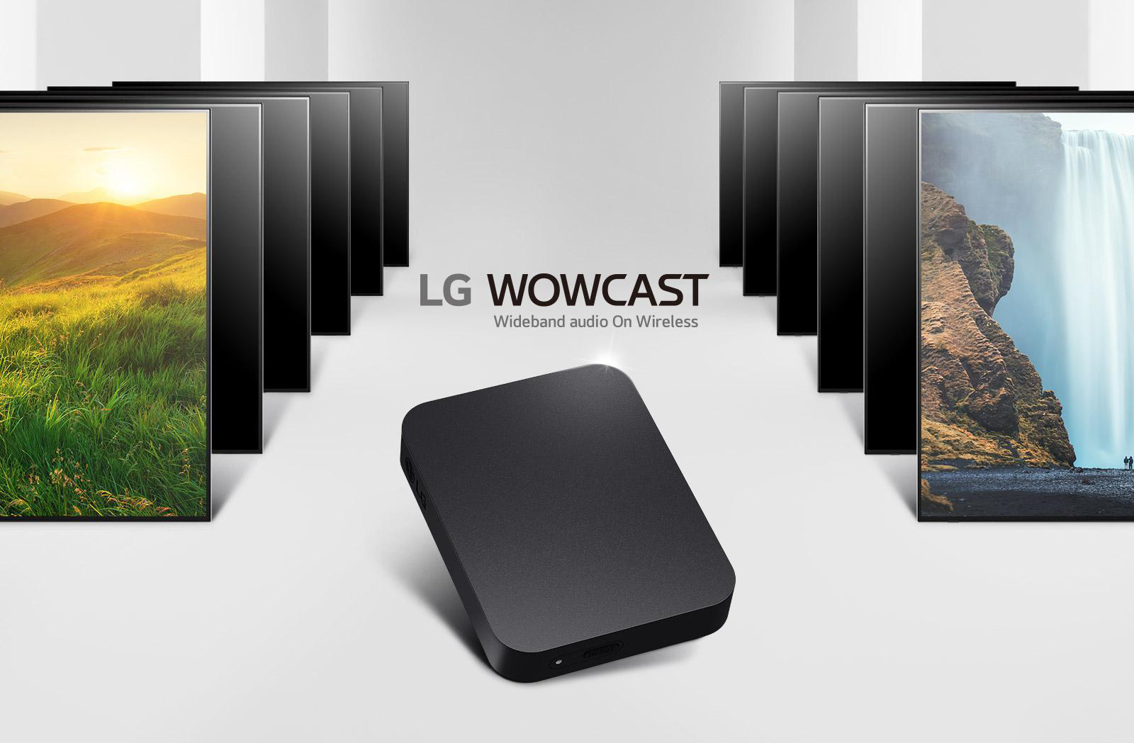 LG Wowcast mit schwarzem quadratischem Design, platziert vor einer Reihe von Bildschirmen mit Landschaften.