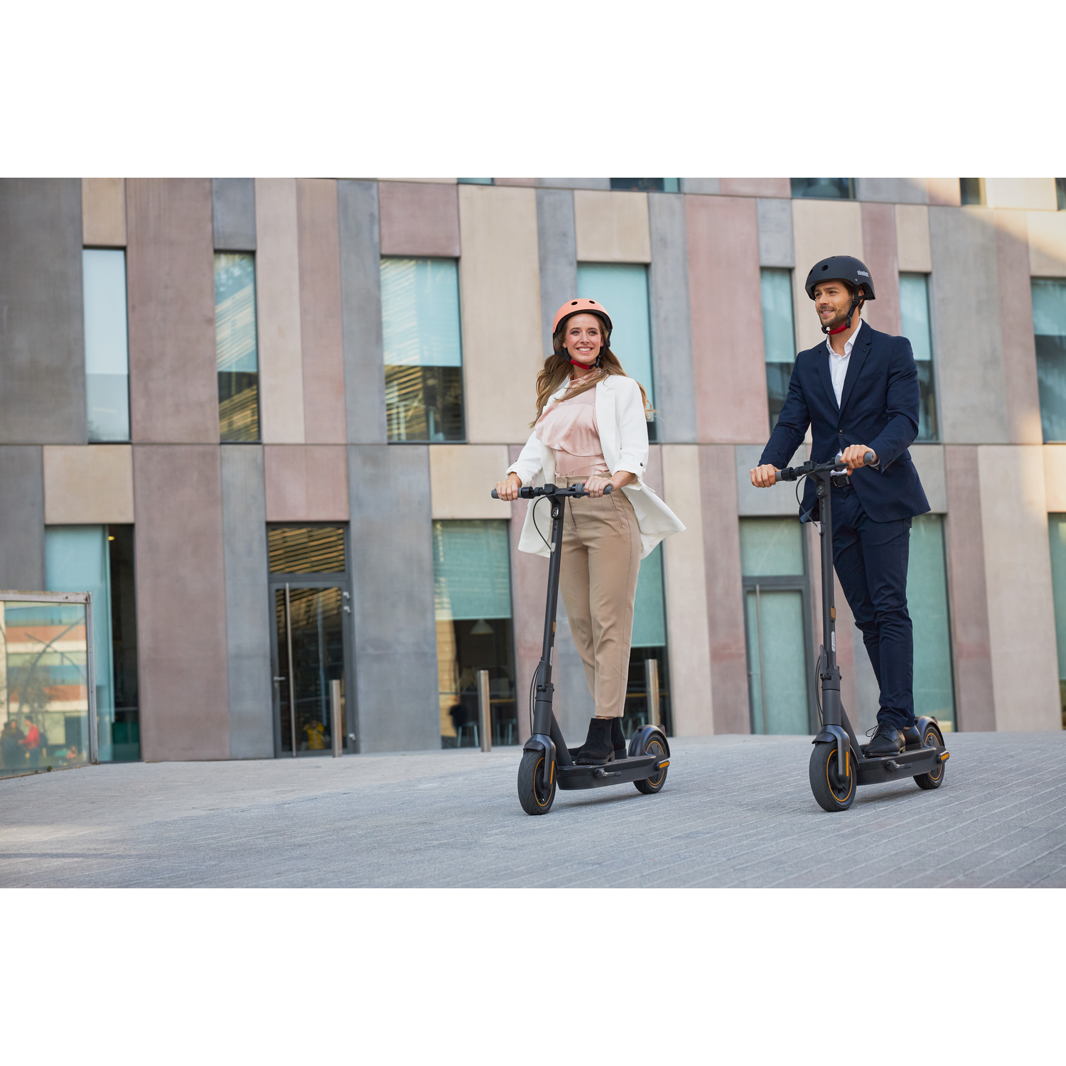Patinete eléctrico - Segway-Ninebot Max G30E II, 700 W, Hasta 100 kg, 15300 mAh, Velocidad hasta 25 km/h, Autonomía 65km, Con tracción trasera, Negro