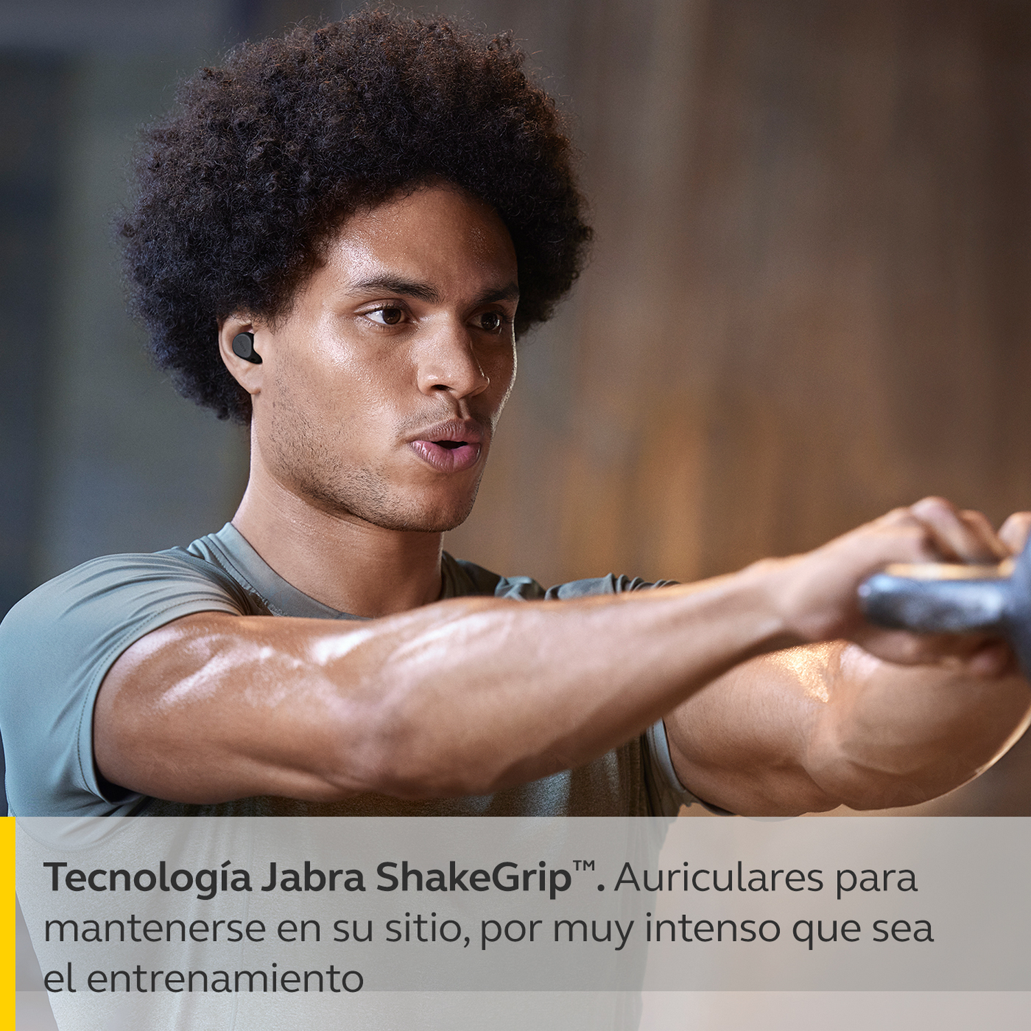 Un hombre haciendo ejercicio con auriculares y una mancuerna, con texto sobre Jabra ShakeGrip.