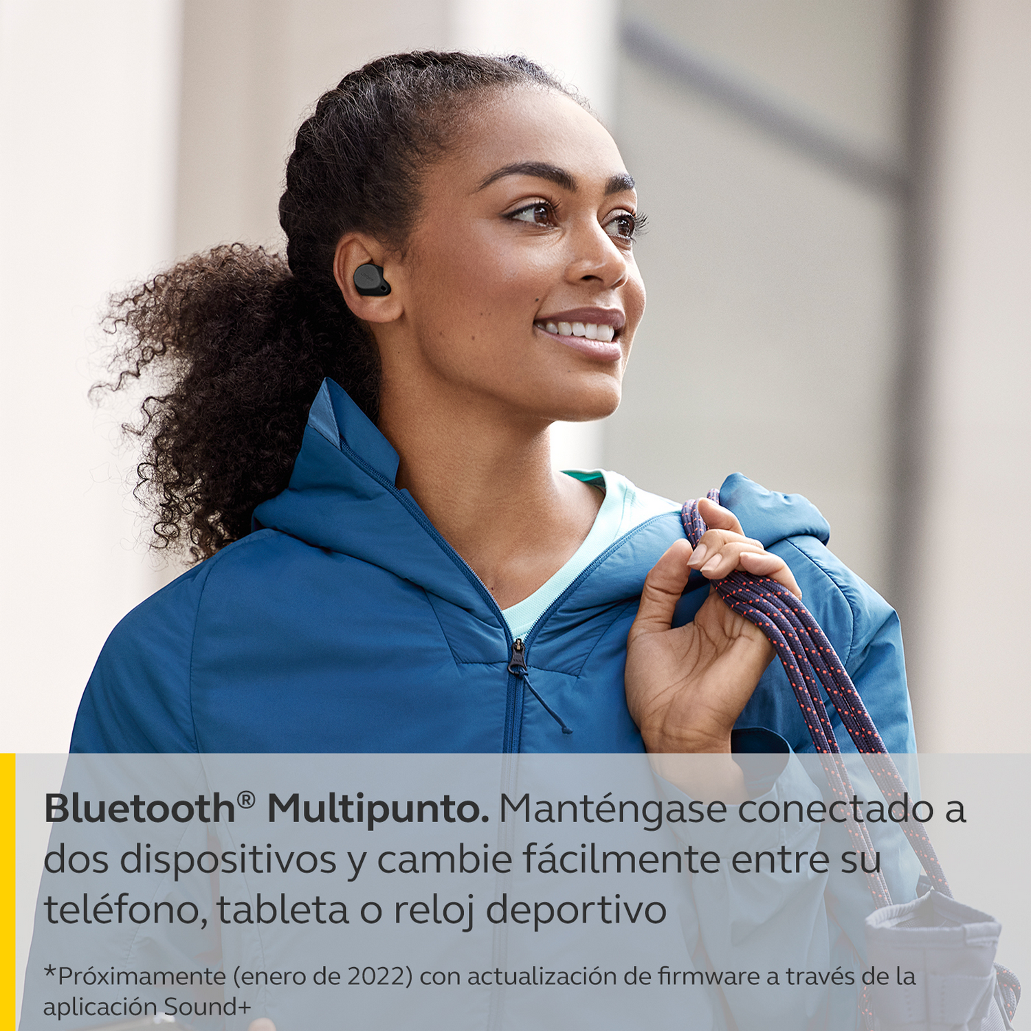 Una mujer con auriculares, sonriendo, con texto sobre Bluetooth Multipunto.