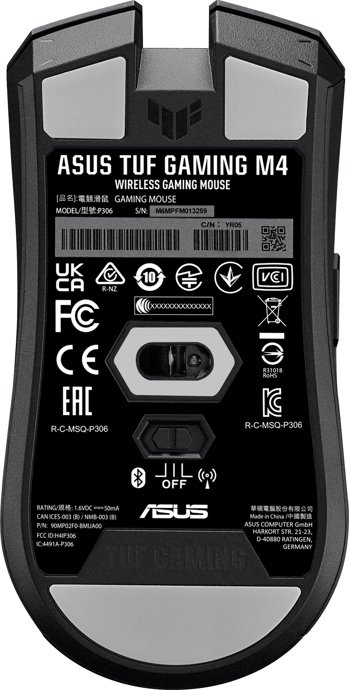 Unterseite einer schwarzen ASUS TUF Gaming M4 Maus mit Modell- und Zertifizierungsinformationen.