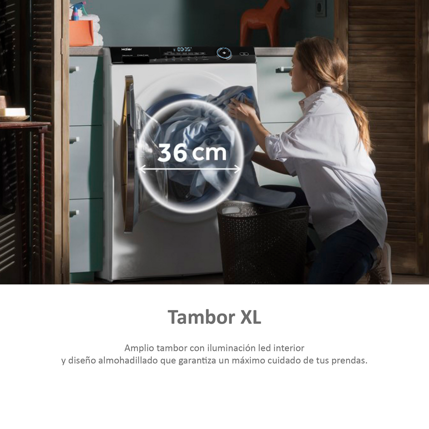 Mujer metiendo ropa en lavadora blanca con indicador de 36 cm.