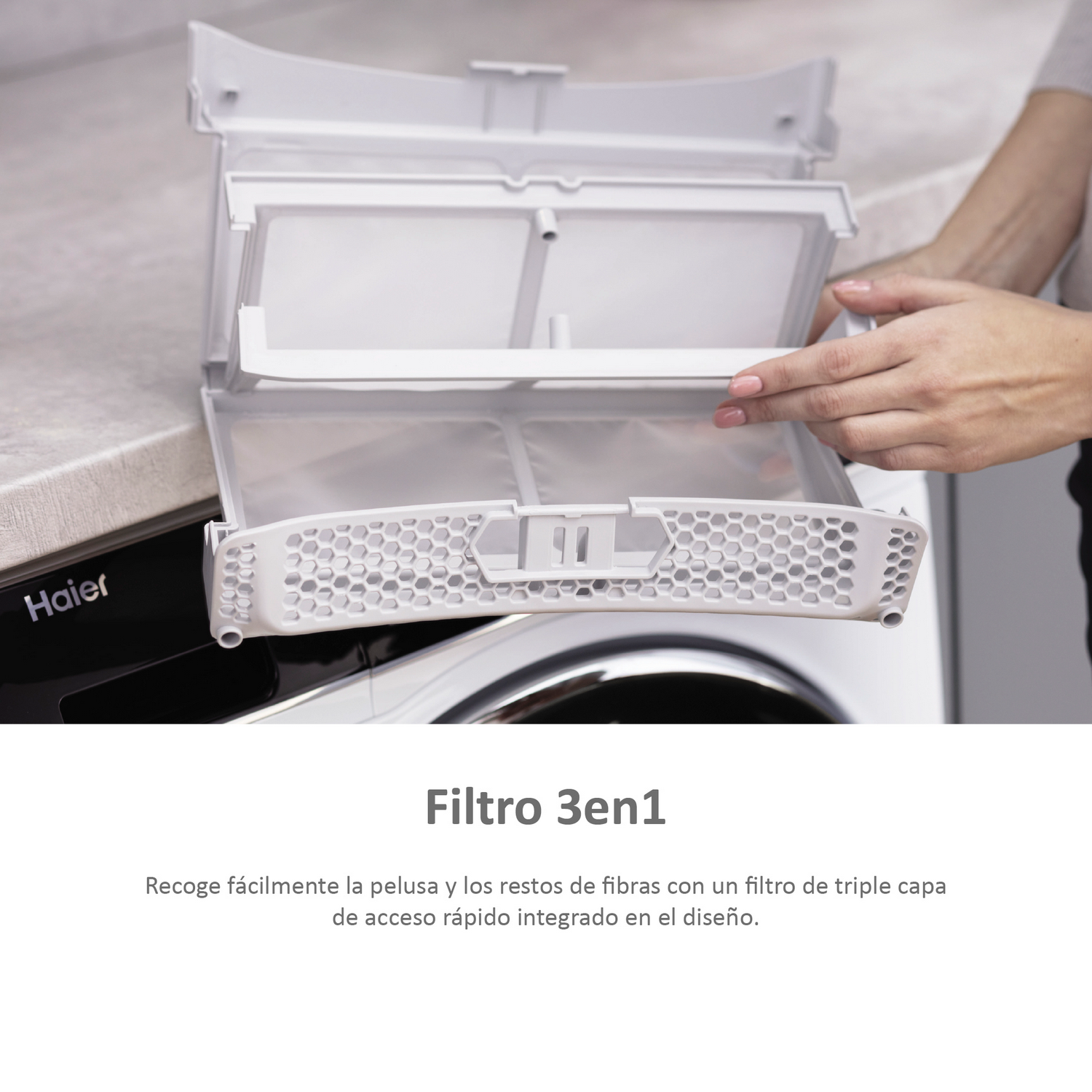 Una mujer abriendo un filtro de lavadora, con un pie de foto que explica el filtro.