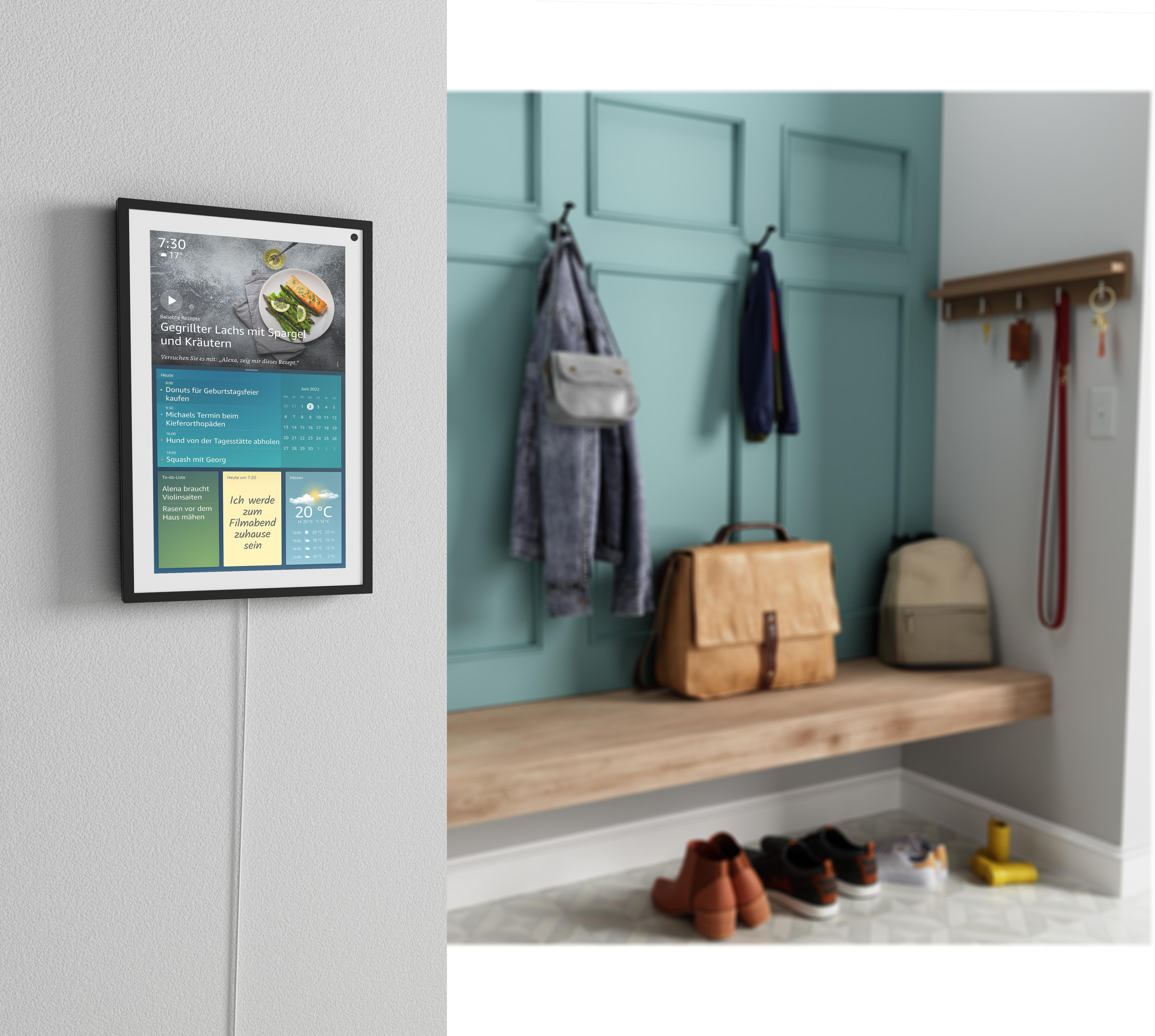 Ein Smartscreen an der Wand zeigt Informationen an. Eine Wand mit Haken, Taschen und Schuhen, die einen gemütlichen Eingang schafft.