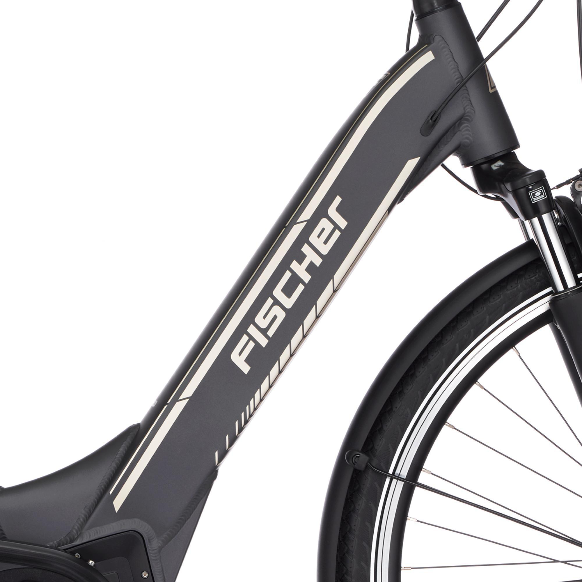 Nahaufnahme eines schwarz-grauen Fahrradrahmens mit der Aufschrift "FISCHER".