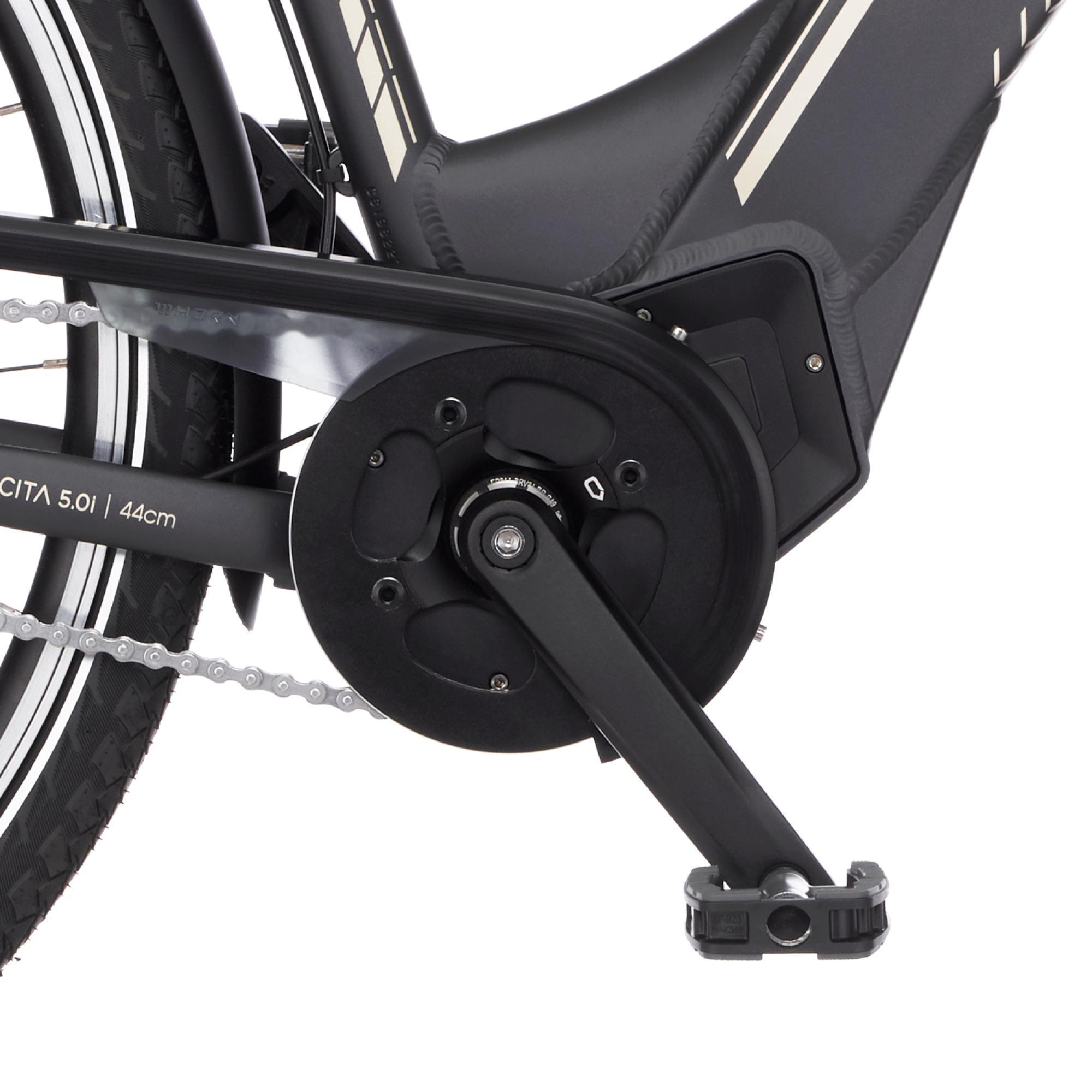 Nahaufnahme von Kettenblatt, Pedal und Kurbelarm einer schwarzen Fahrrad.