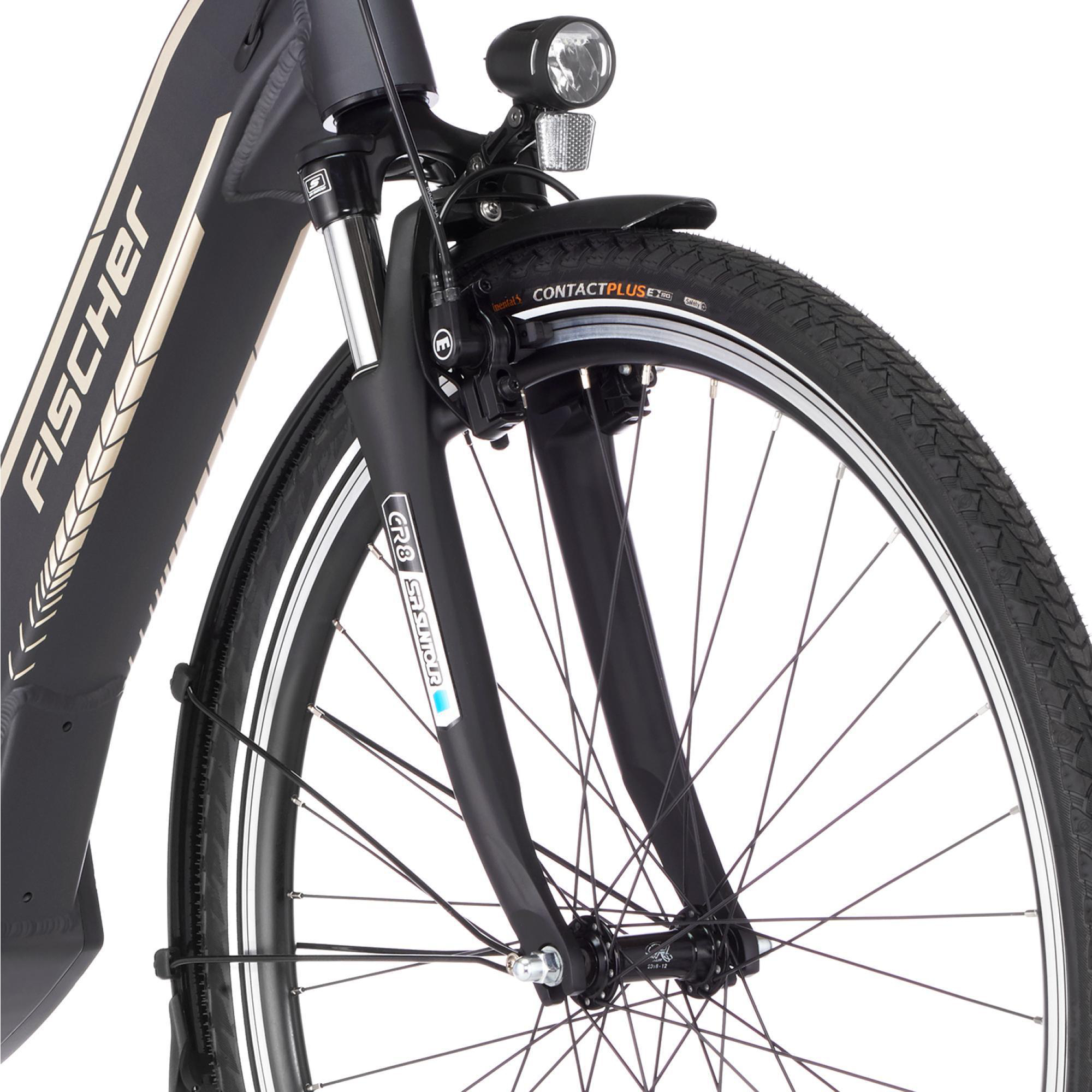 Nahaufnahme des Vorderrads eines schwarzen und silbernen Fischer E-Bikes. Der Hintergrund ist weiß.