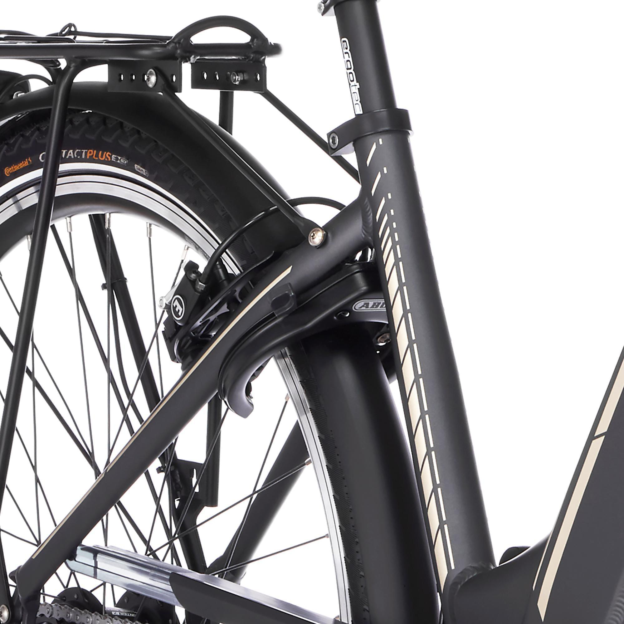 Nahaufnahme eines schwarzen Fahrrad-Hinterrads mit Teilen. Der Gepäckträger des Fahrrads ist sichtbar.