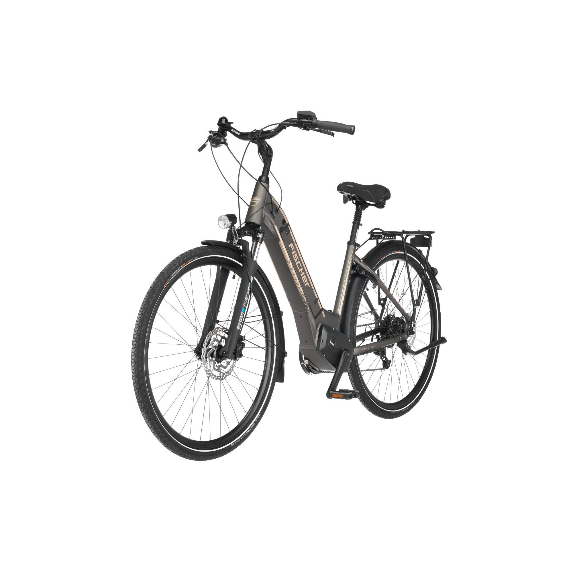 Graues Elektrofahrrad mit schwarzen Reifen. Das Fahrrad hat einen Sitz, Schutzbleche und einen Motor.