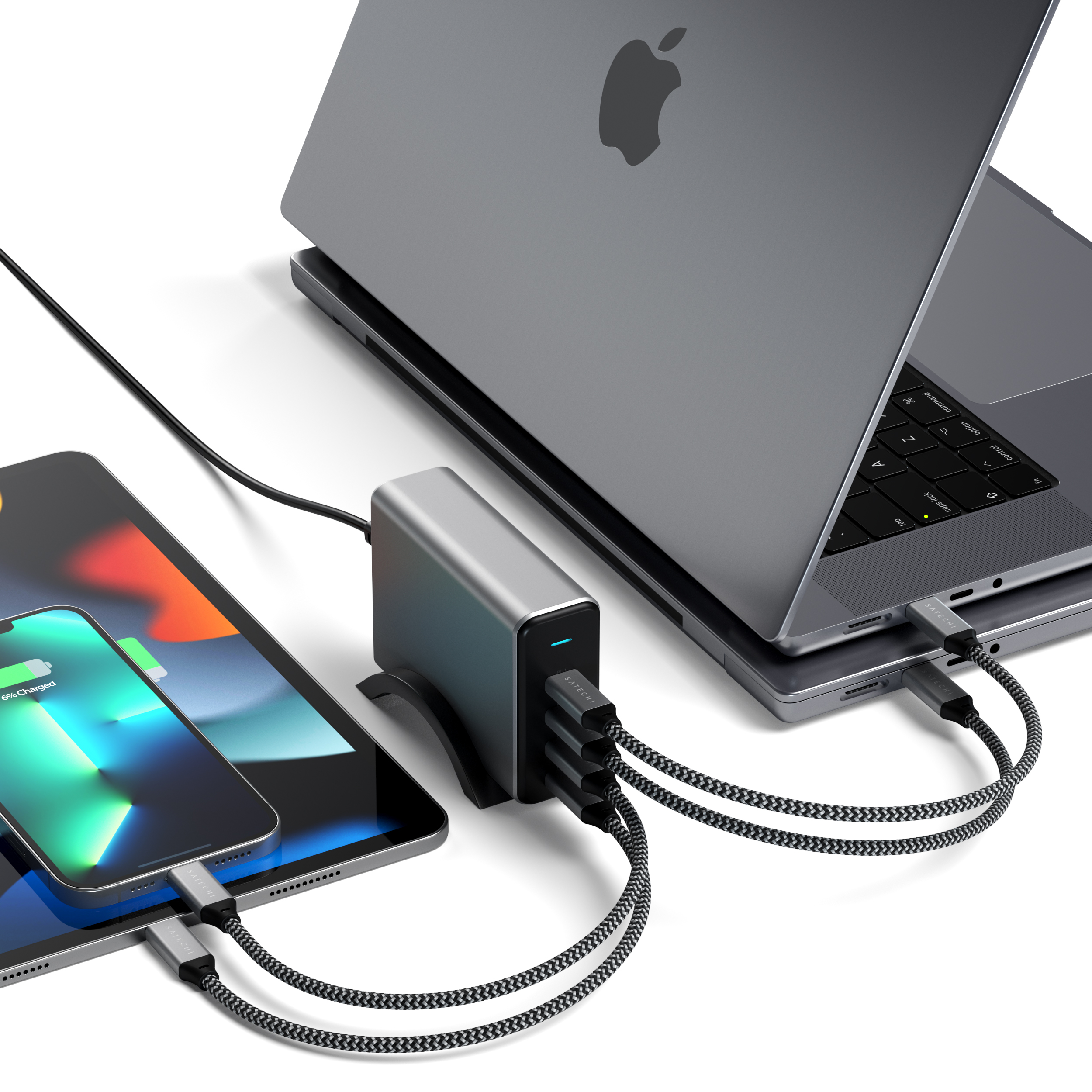 Appareils connectés à un hub, dont un ordinateur portable, une tablette et un téléphone, tous en charge.