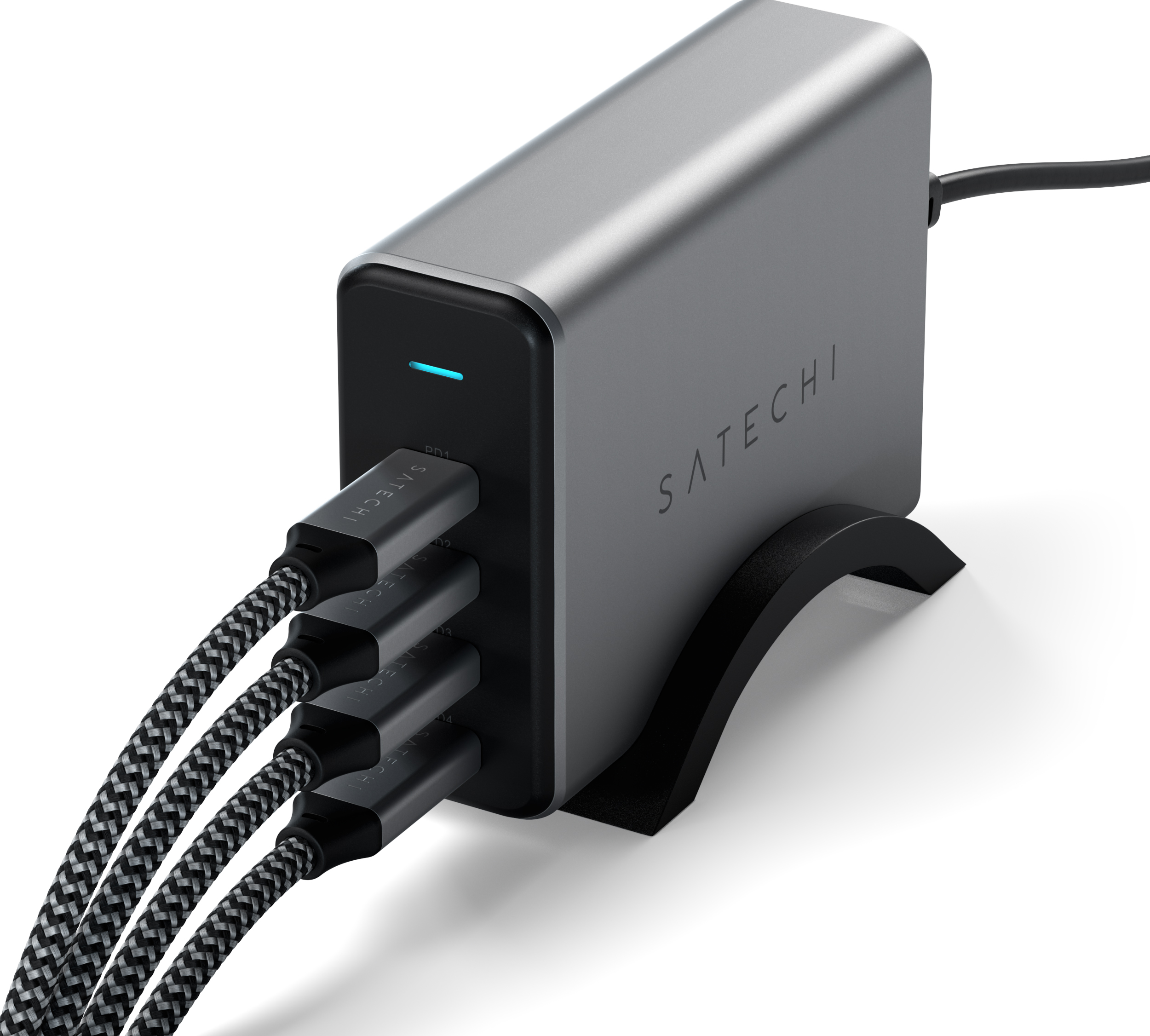 Hub Satechi argenté avec câbles branchés. Support noir sur surface blanche.