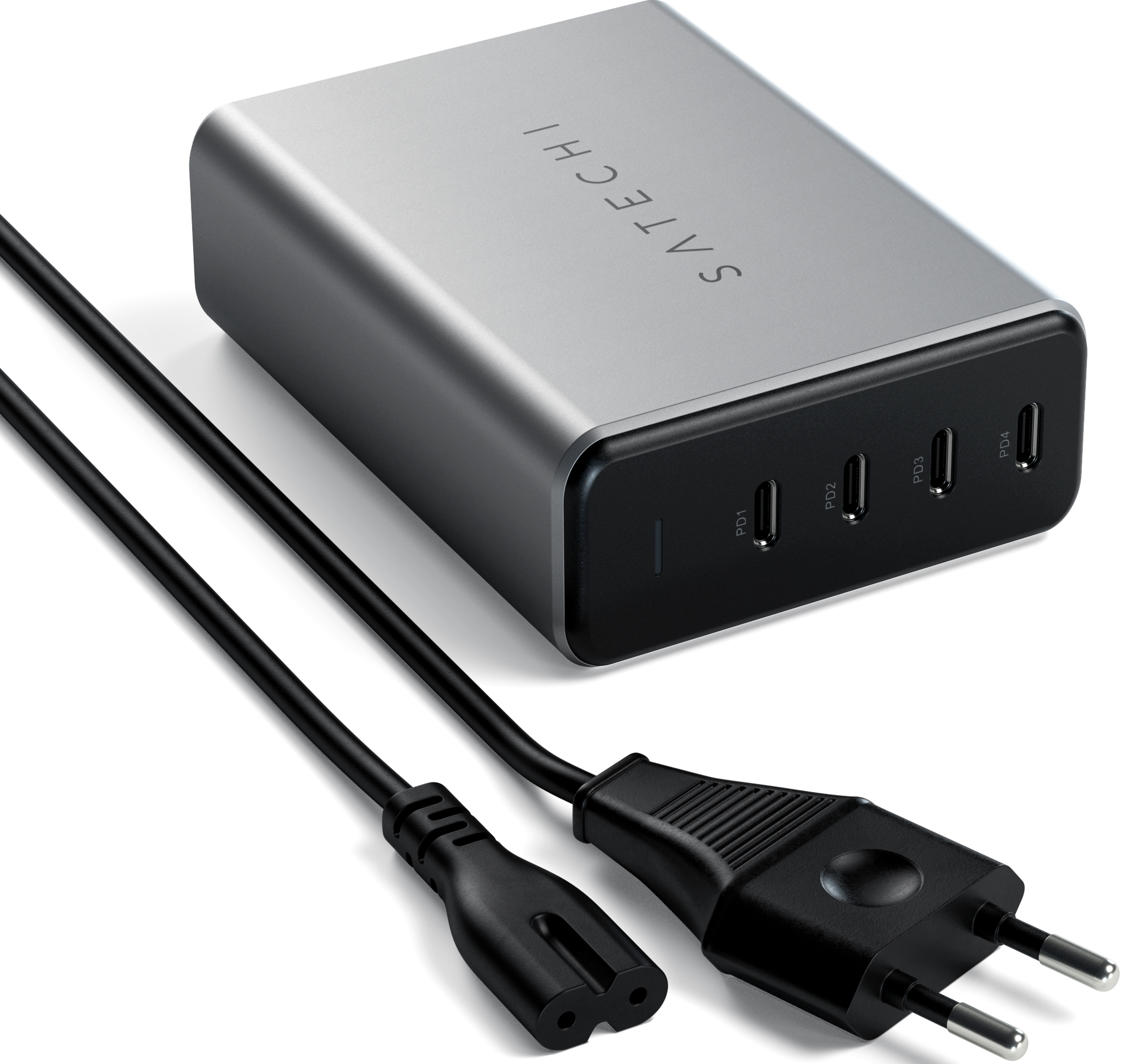 Chargeur Satechi argenté avec quatre ports USB et deux câbles d'alimentation noirs avec prises.