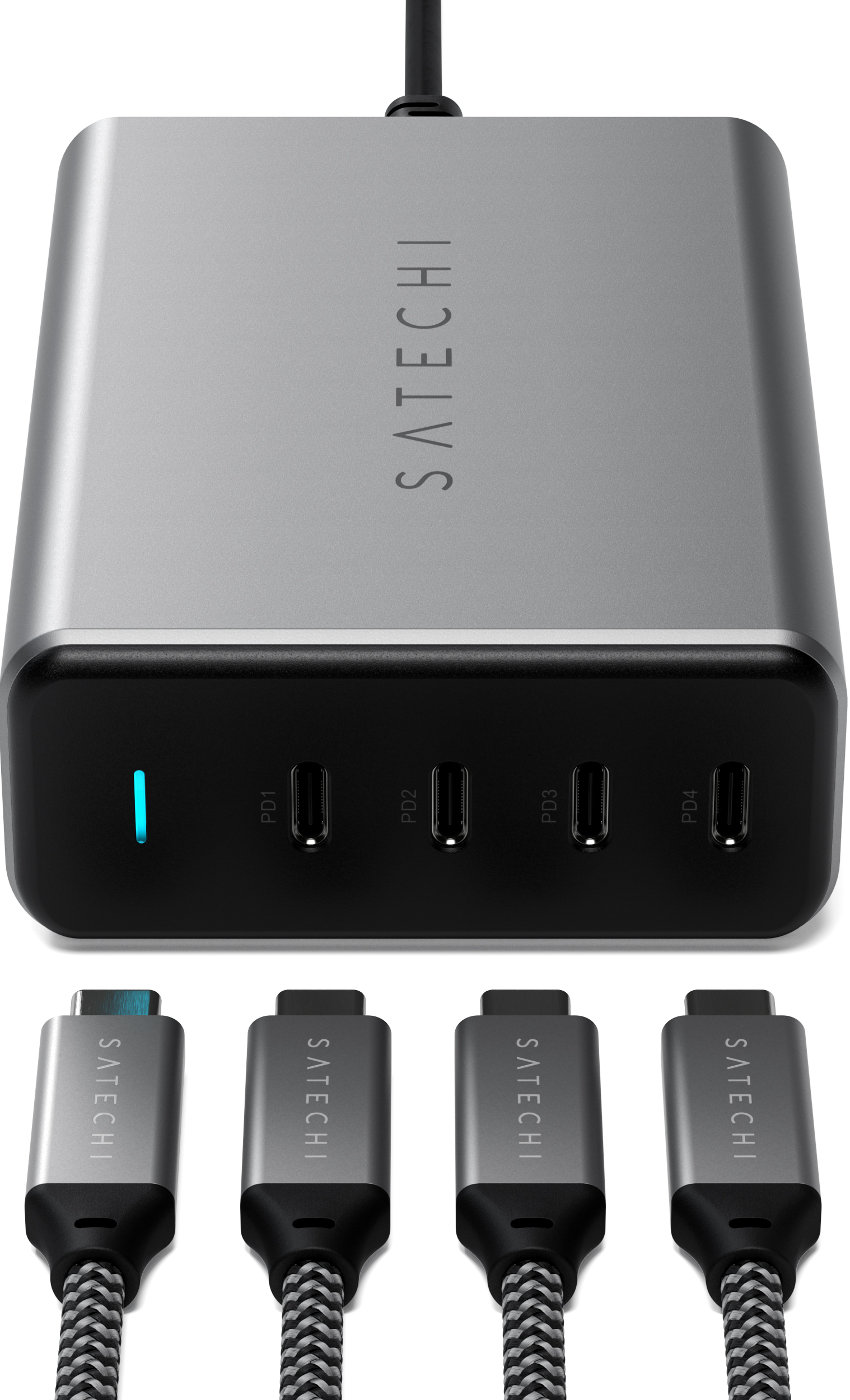 Chargeur Satechi argenté avec quatre ports USB-C et quatre câbles de charge. Design noir et argent, lumière bleue.