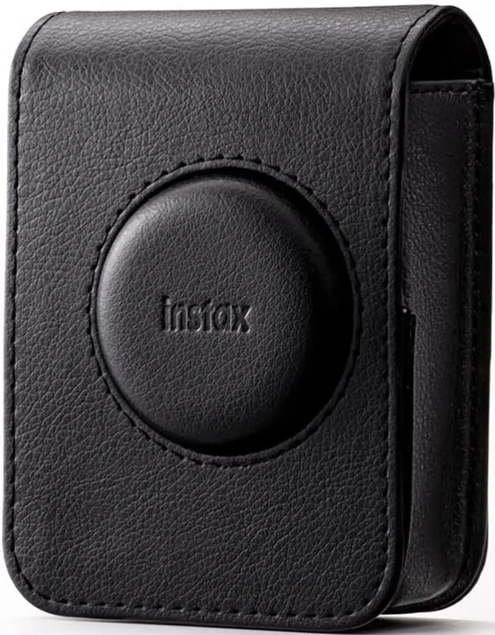 Étui d'appareil photo Instax en cuir noir avec le nom de la marque à l'avant.