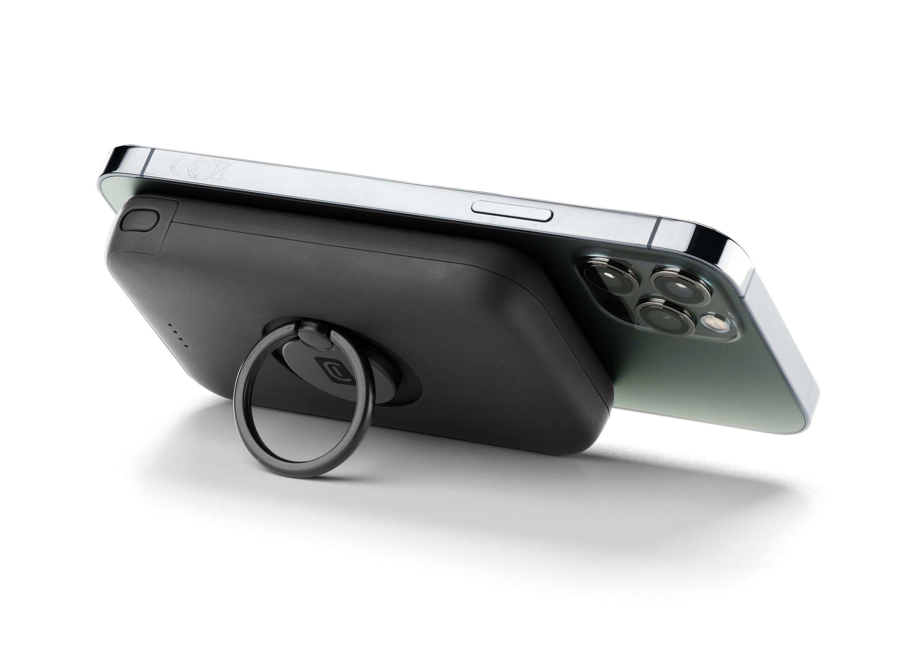 Schwarzes Telefon, befestigt an einem schwarzen Ringständer auf weißem Hintergrund.