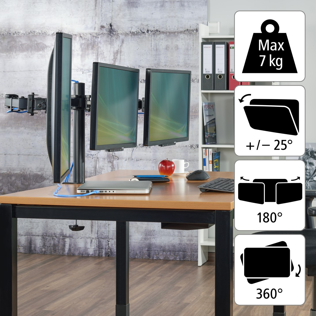 Ein Schreibtisch-Setup mit drei Monitoren und einem Laptop, mit Text über Gewicht und Verstellbarkeit.