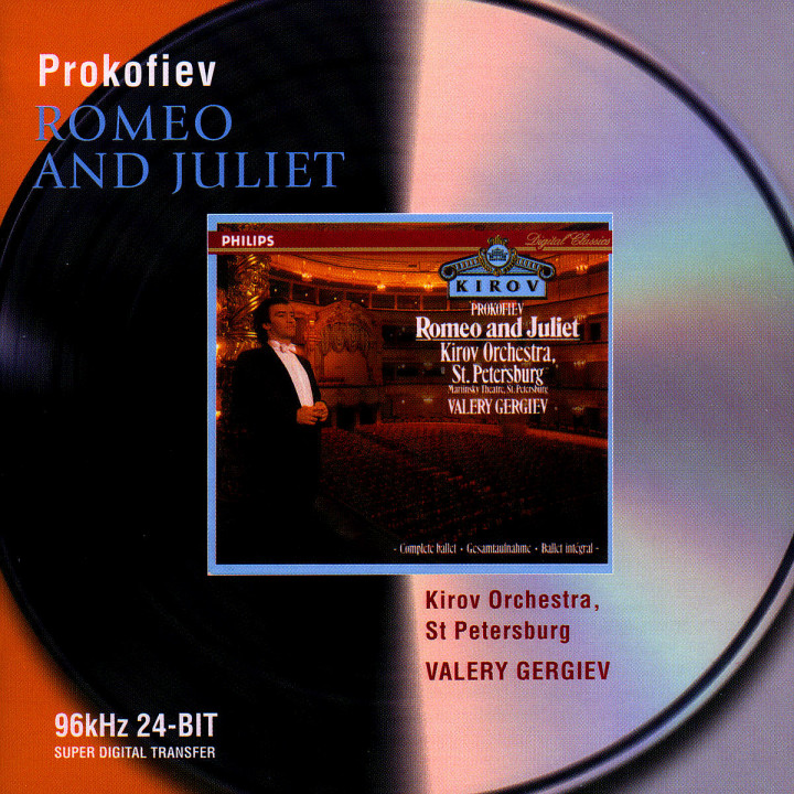 Prokofjev Rómeó és Júlia CD-borítója. Szmokingos férfi, a Kirov Zenekar és egy színházi jelenet.