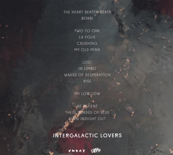 Achterkant van een albumhoes met songtitels en artiestennaam: Intergalactic Lovers.