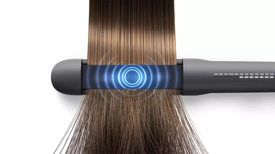 Haare werden mit einem Glätteisen geglättet. Blaue Kreise zeigen Wärme an.