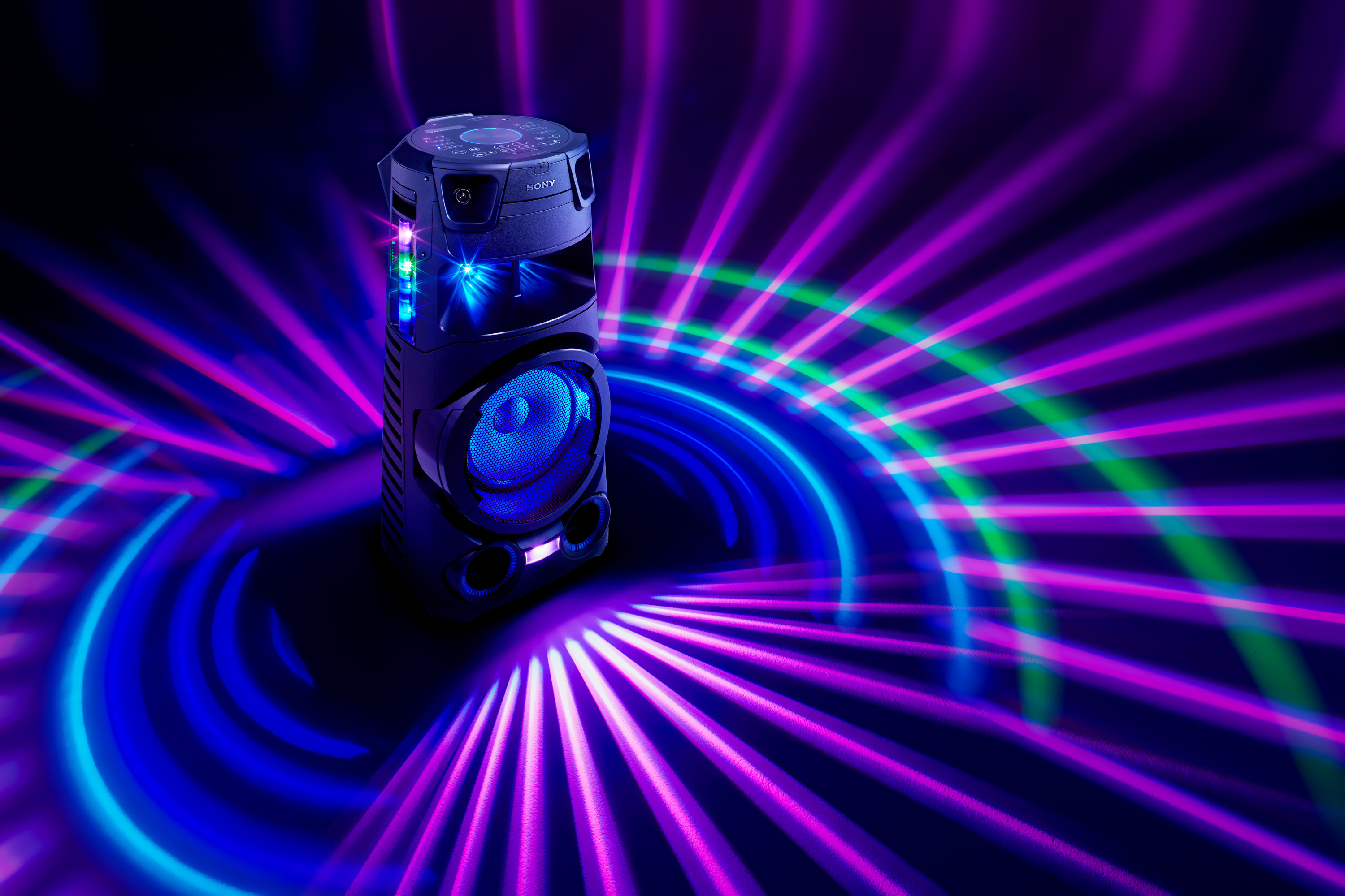 Altavoz negro con luz de altavoz azul, estelas de luz moradas y azules en el fondo.