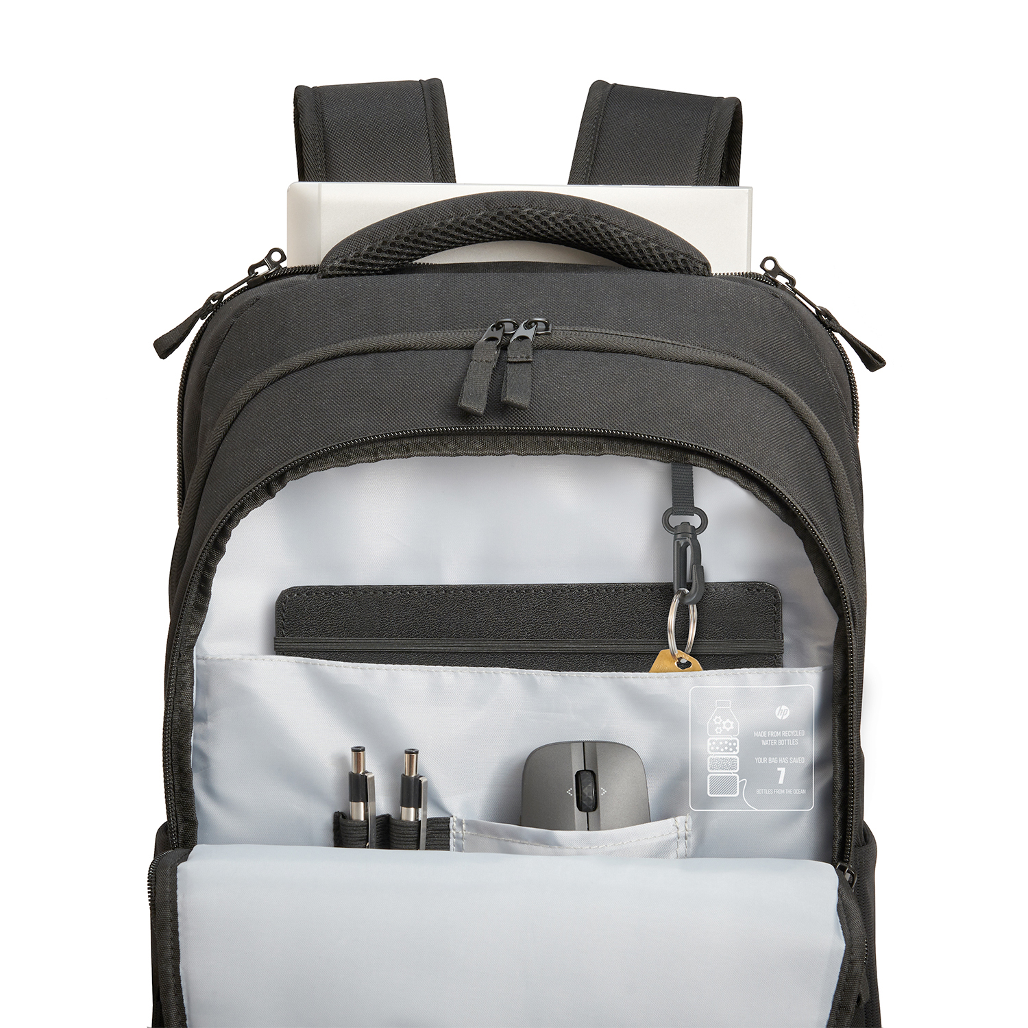Zaino nero per laptop, aperto, che rivela tasche interne, mouse, caricabatterie e chiavi.