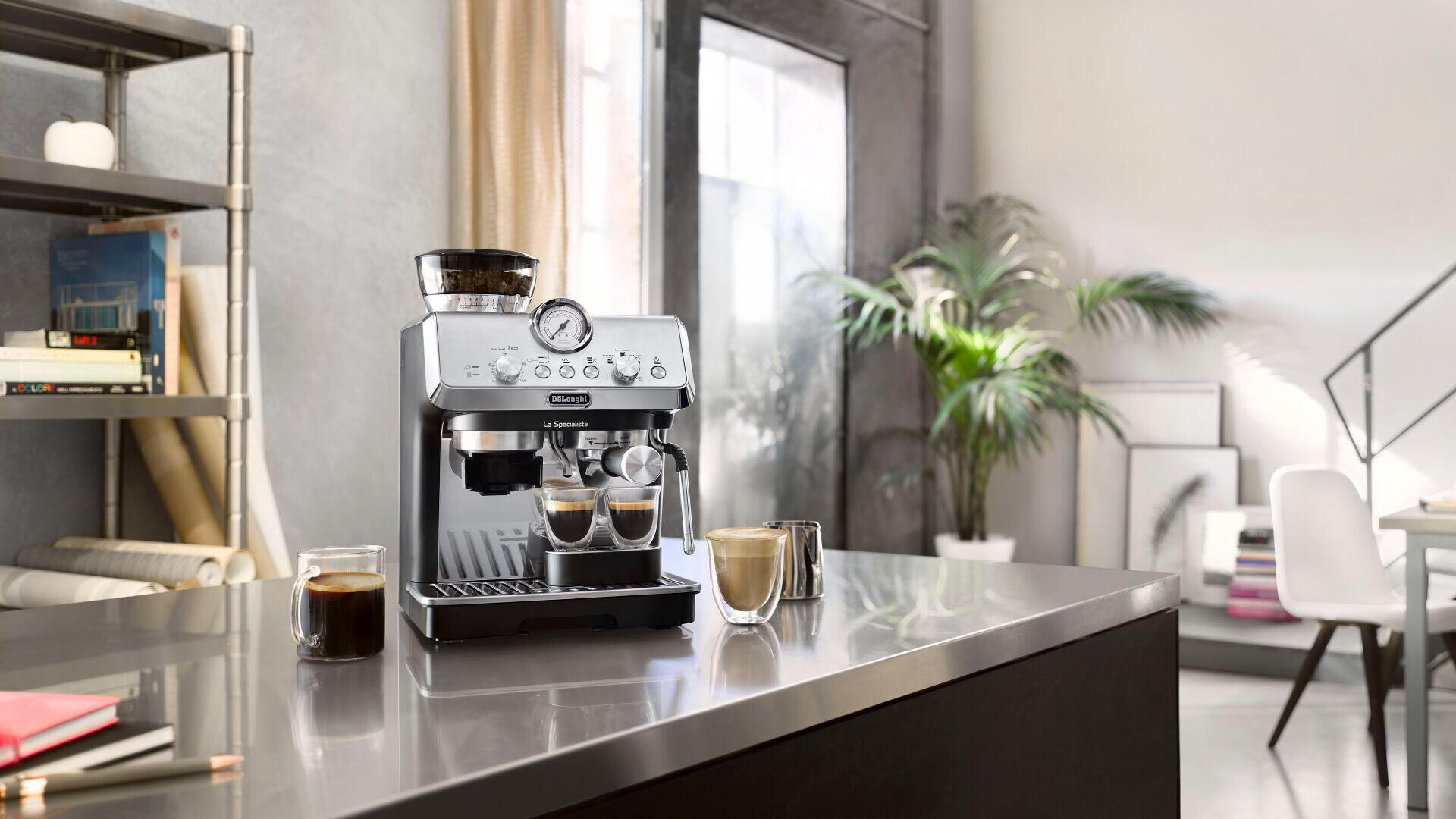 Espressomaschine auf Tisch, Kaffeetassen, Fenster im Hintergrund, modernes Interieur.
