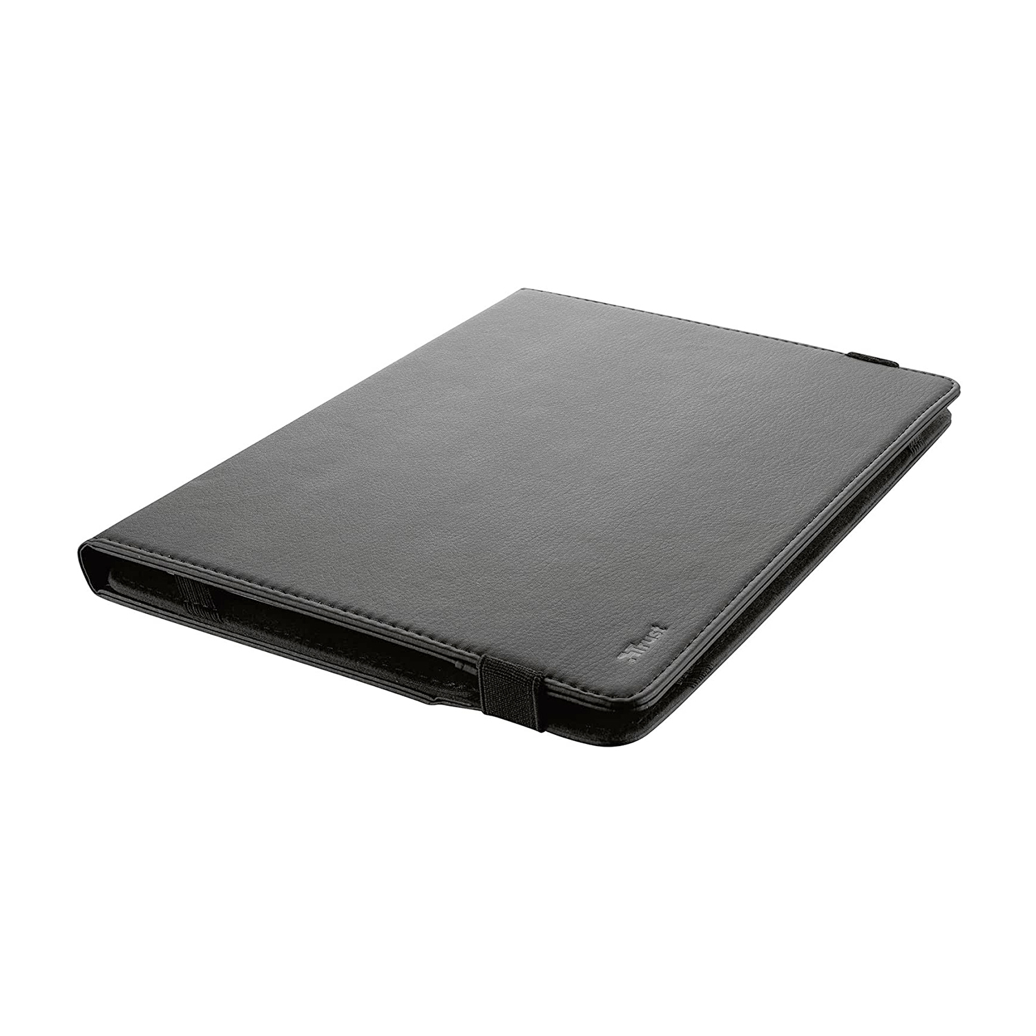 Una custodia per tablet nera chiusa con cinturino. È fatta di materiale similpelle su una superficie bianca.