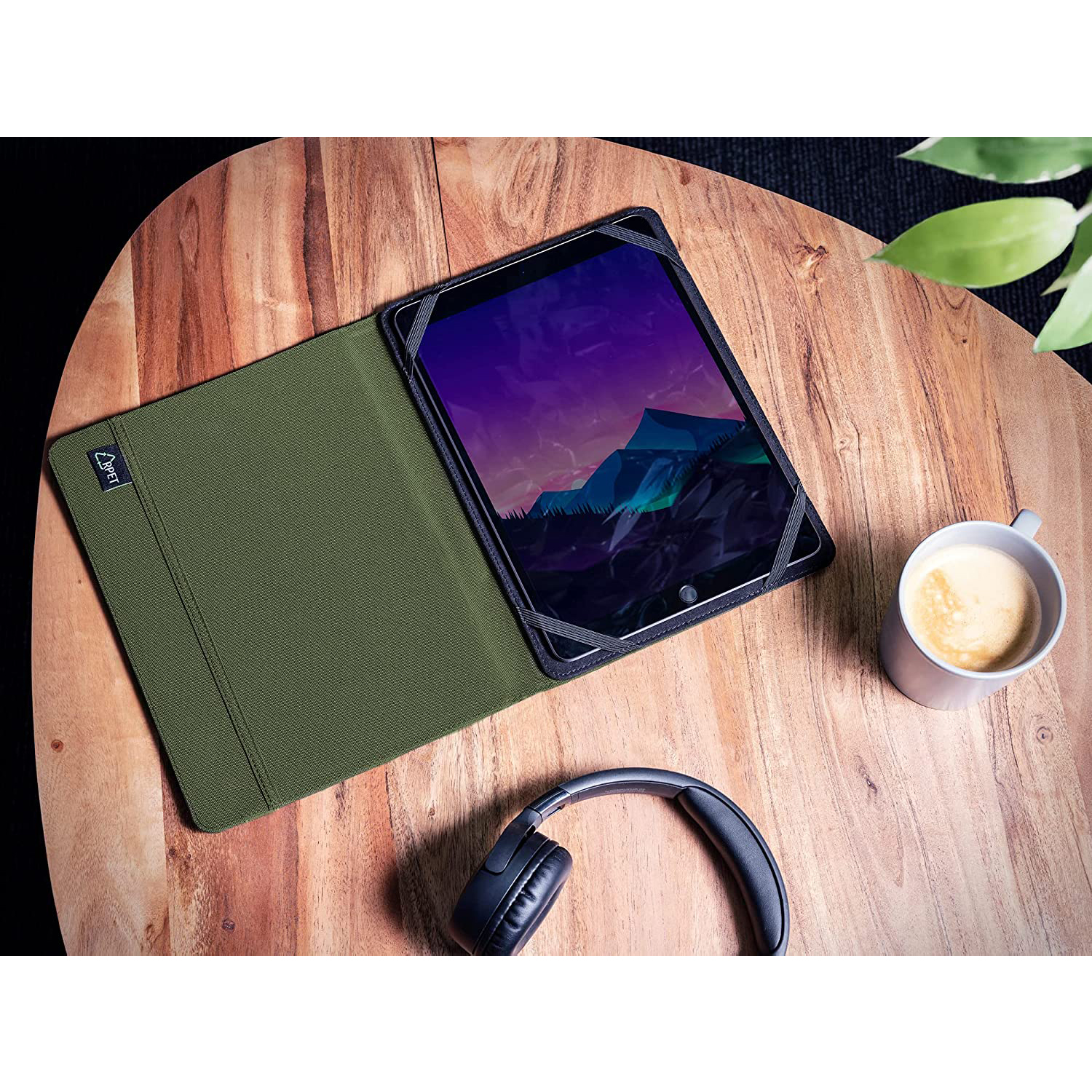 Una custodia per tablet verde oliva aperta, che mostra un tablet con un'immagine di montagna e una tazza.