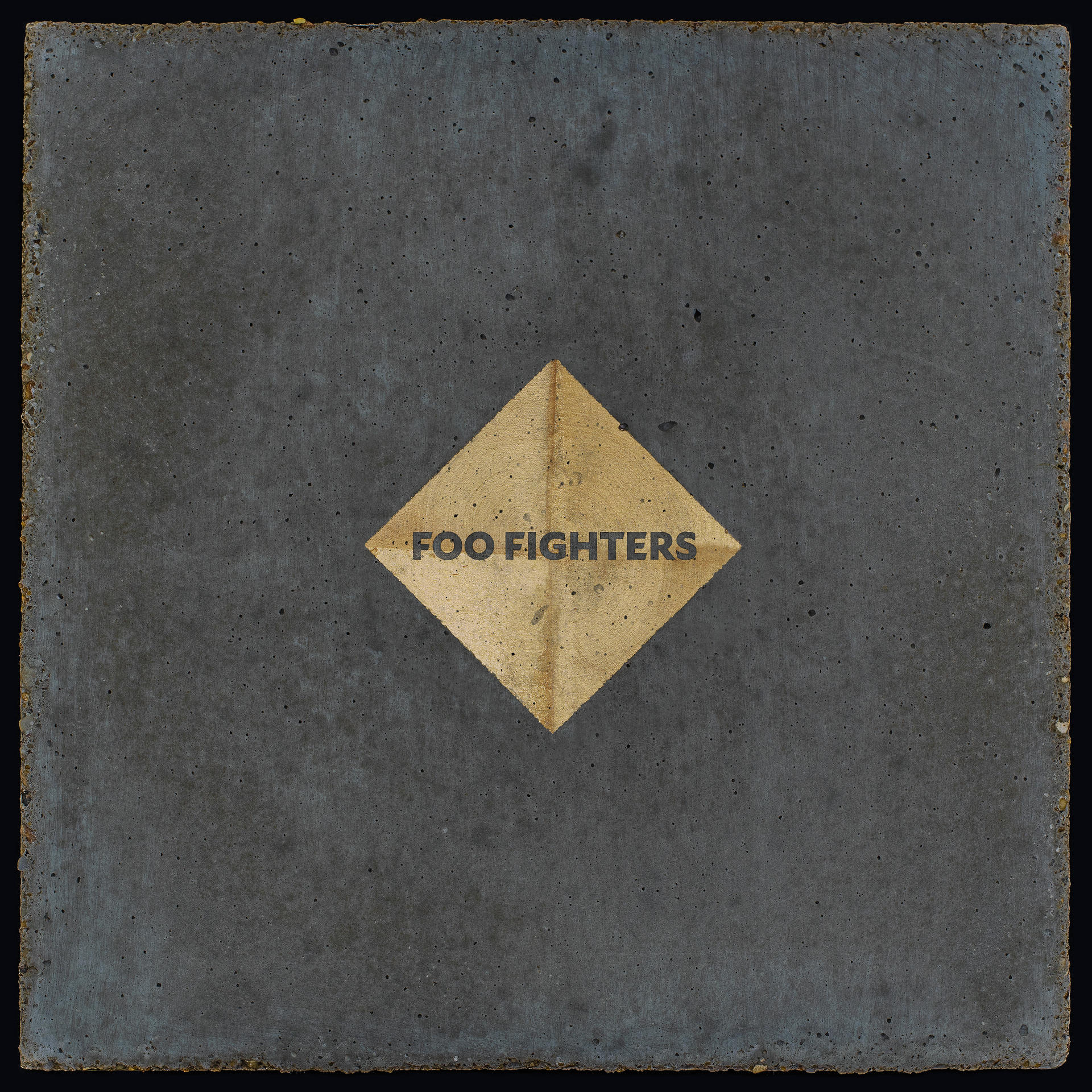 Album borító: Beton négyzet arany gyémánttal, szöveg: Foo Fighters.