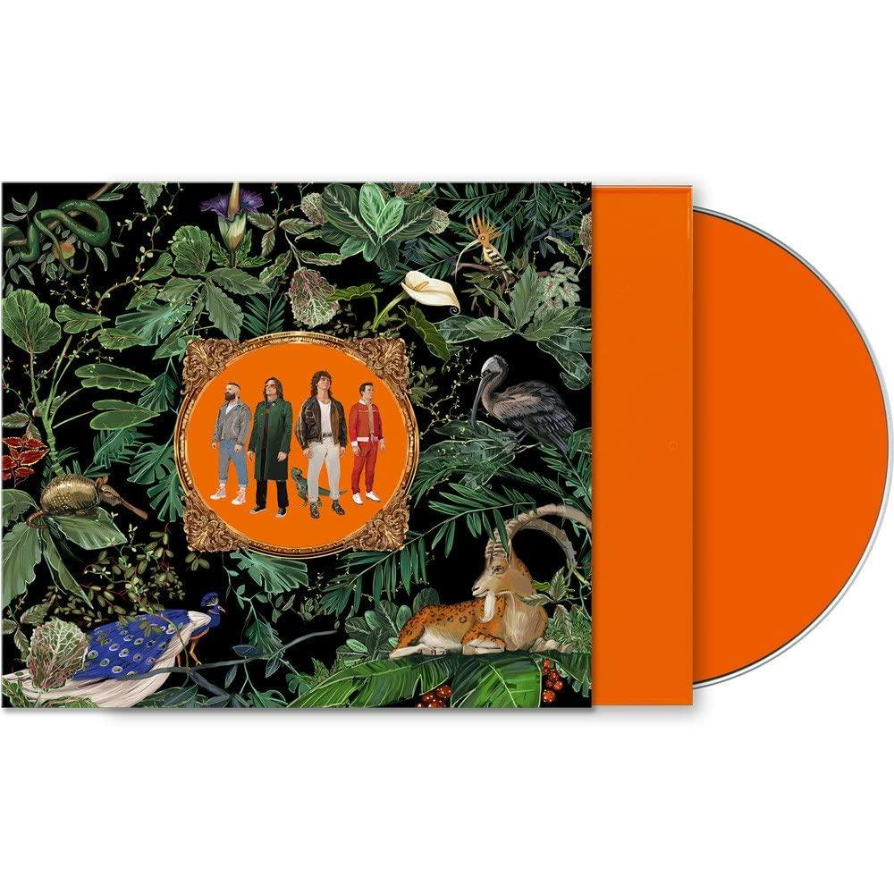 CD-Albumcover mit Bandporträt. Das Album befindet sich in einem orangefarbenen Case, umgeben von Laub und Tieren.