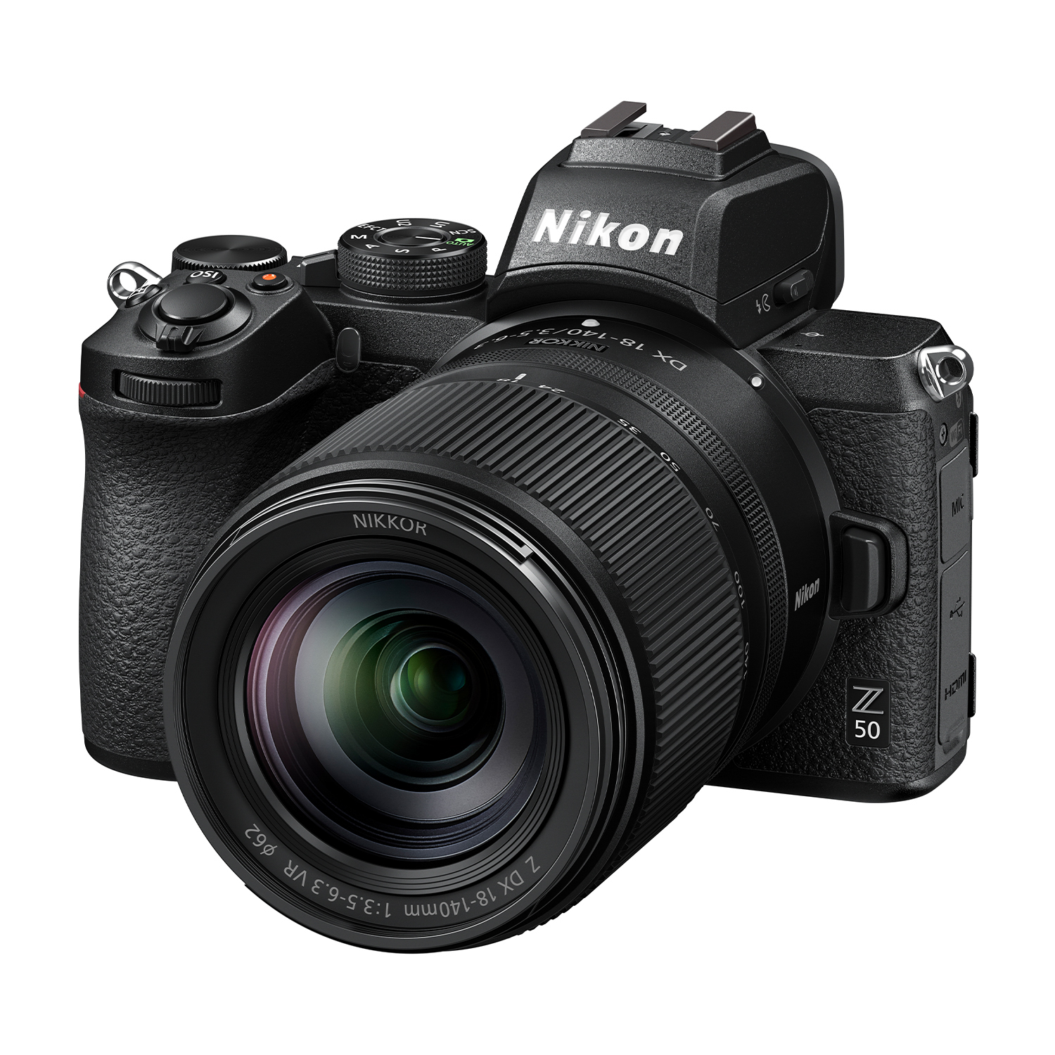 Fotocamera Nikon Z 50 nera, obiettivo collegato. L'obiettivo è puntato verso lo spettatore.