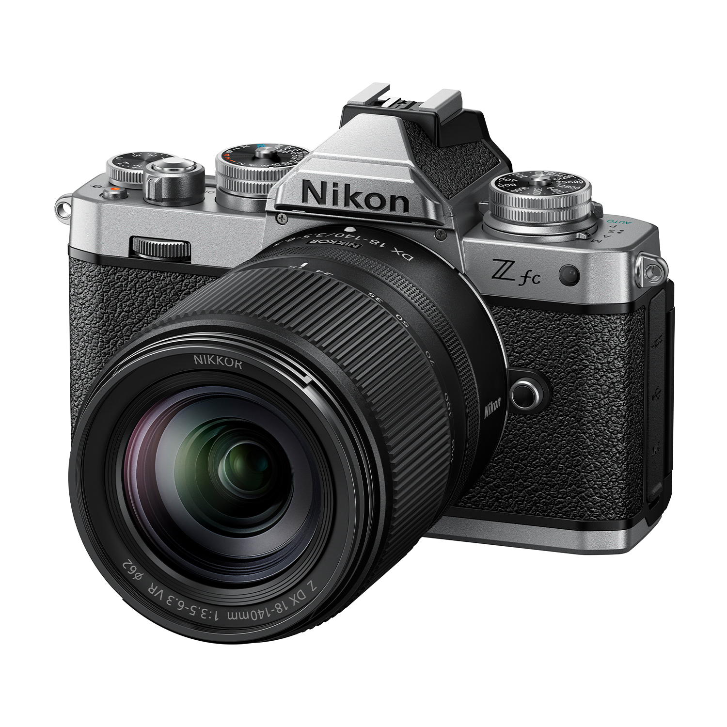 Una fotocamera Nikon Z fc argento e nera con obiettivo, su sfondo bianco.