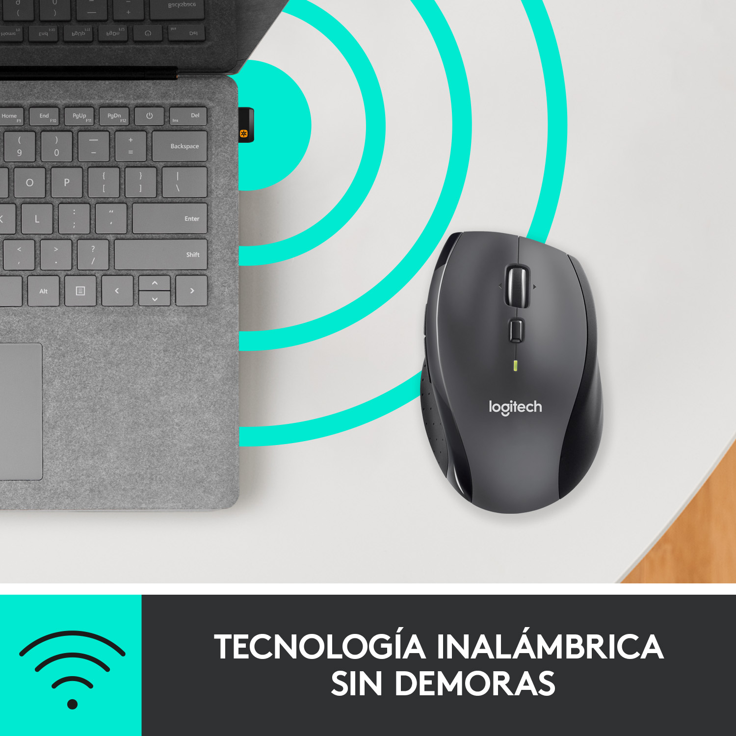 Ratón Logitech gris, con portátil y símbolo Wi-Fi en superficie blanca.
