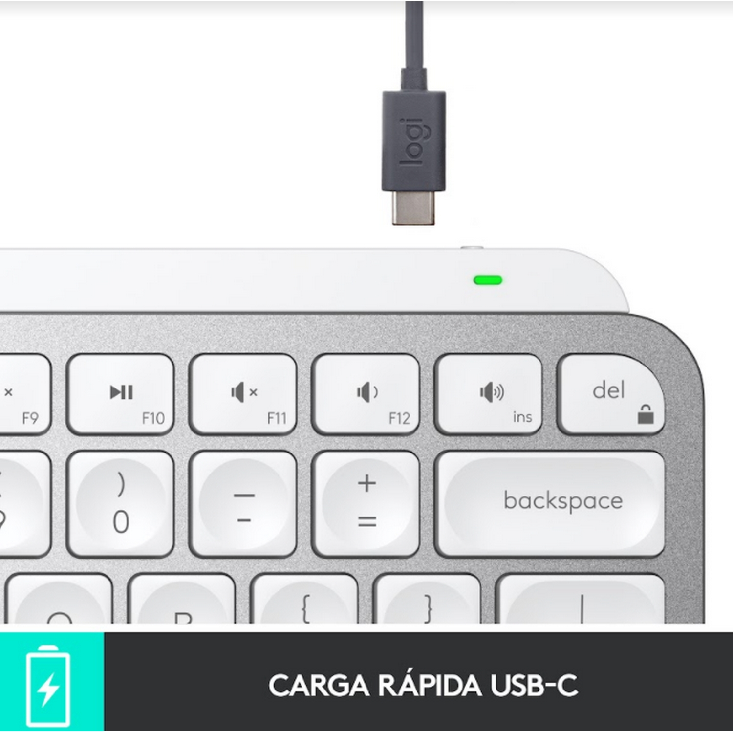 Primer plano de un teclado con cable USB-C conectado y una luz verde.