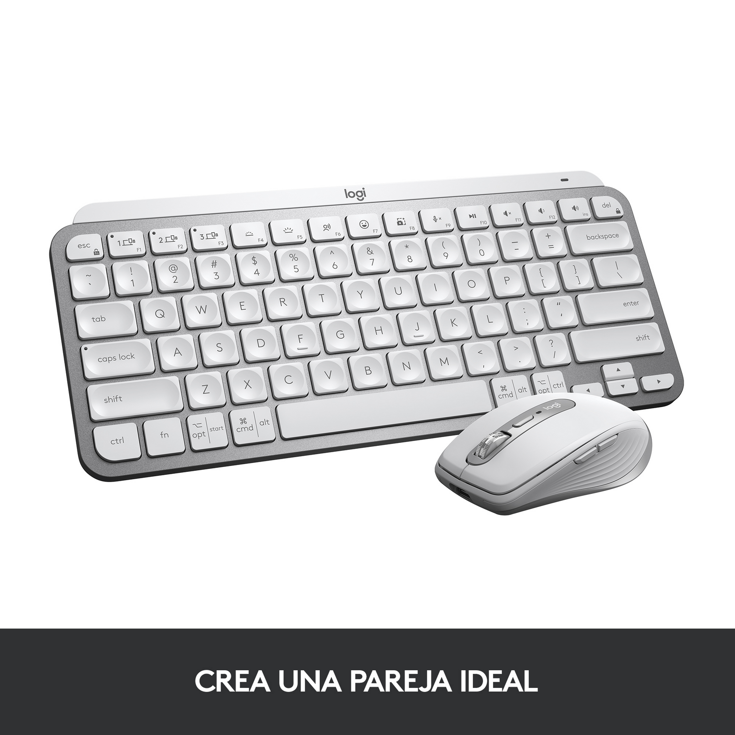 Un conjunto de teclado y mouse blancos sobre un fondo blanco. El teclado es plateado y blanco.