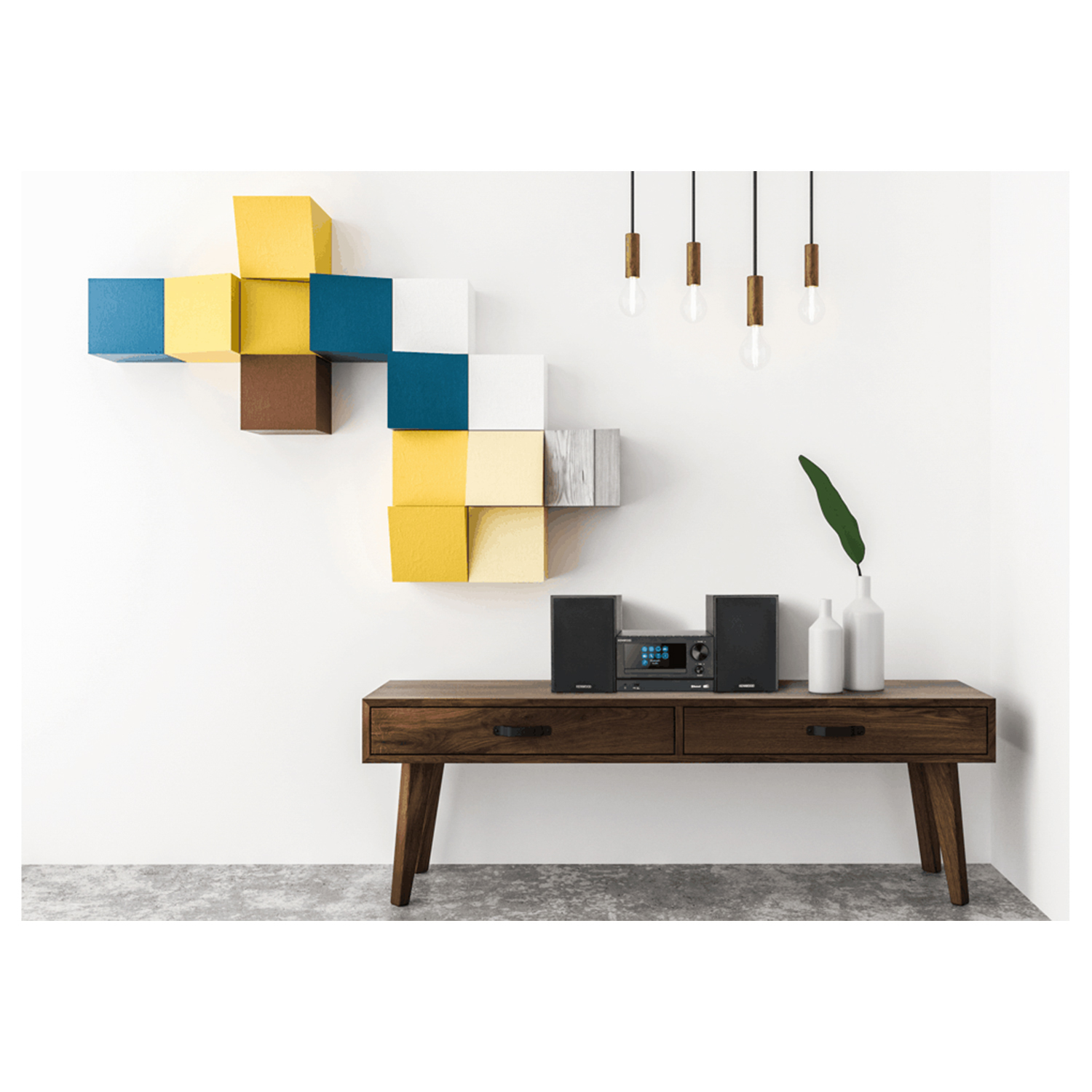 Impianto stereo su tavolo in legno, decorazione murale colorata, parete bianca.