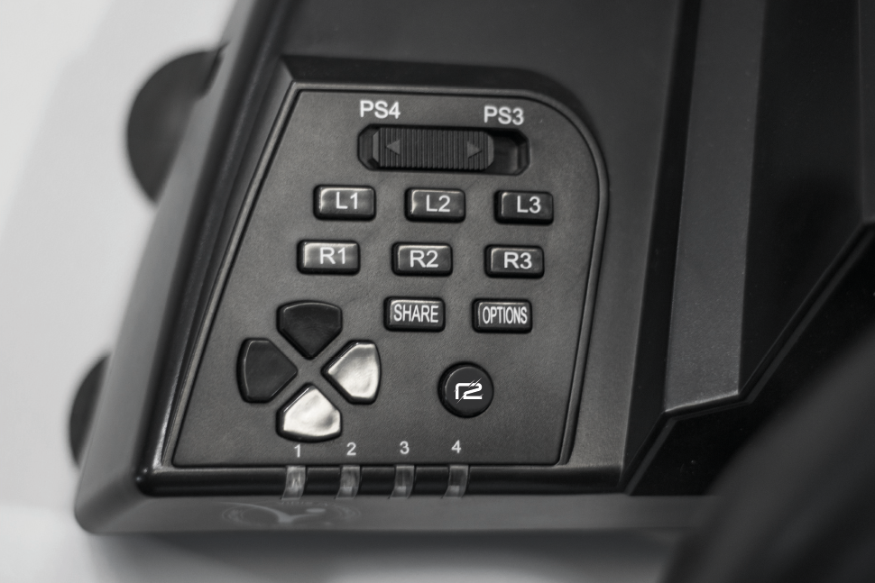 Nahaufnahme der Bedienoberfläche eines Gamecontrollers mit Tasten für PS4, PS3 und Funktionen.