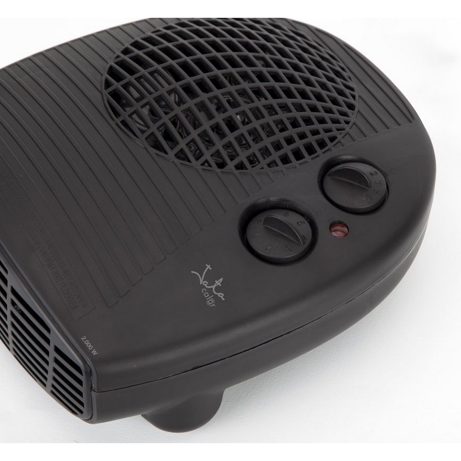 Calentador eléctrico negro con perillas de control y rejilla. La marca es Jata Color.