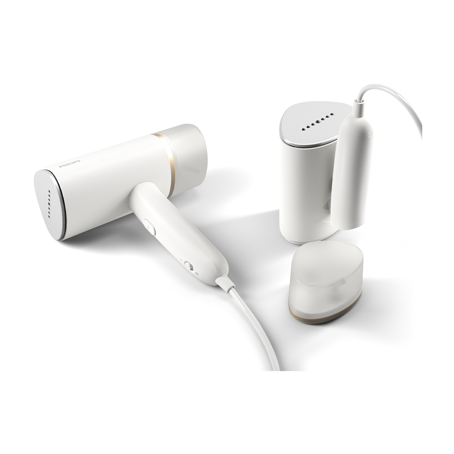 Set di vaporiera bianco e oro con unità principale e accessori su sfondo bianco.