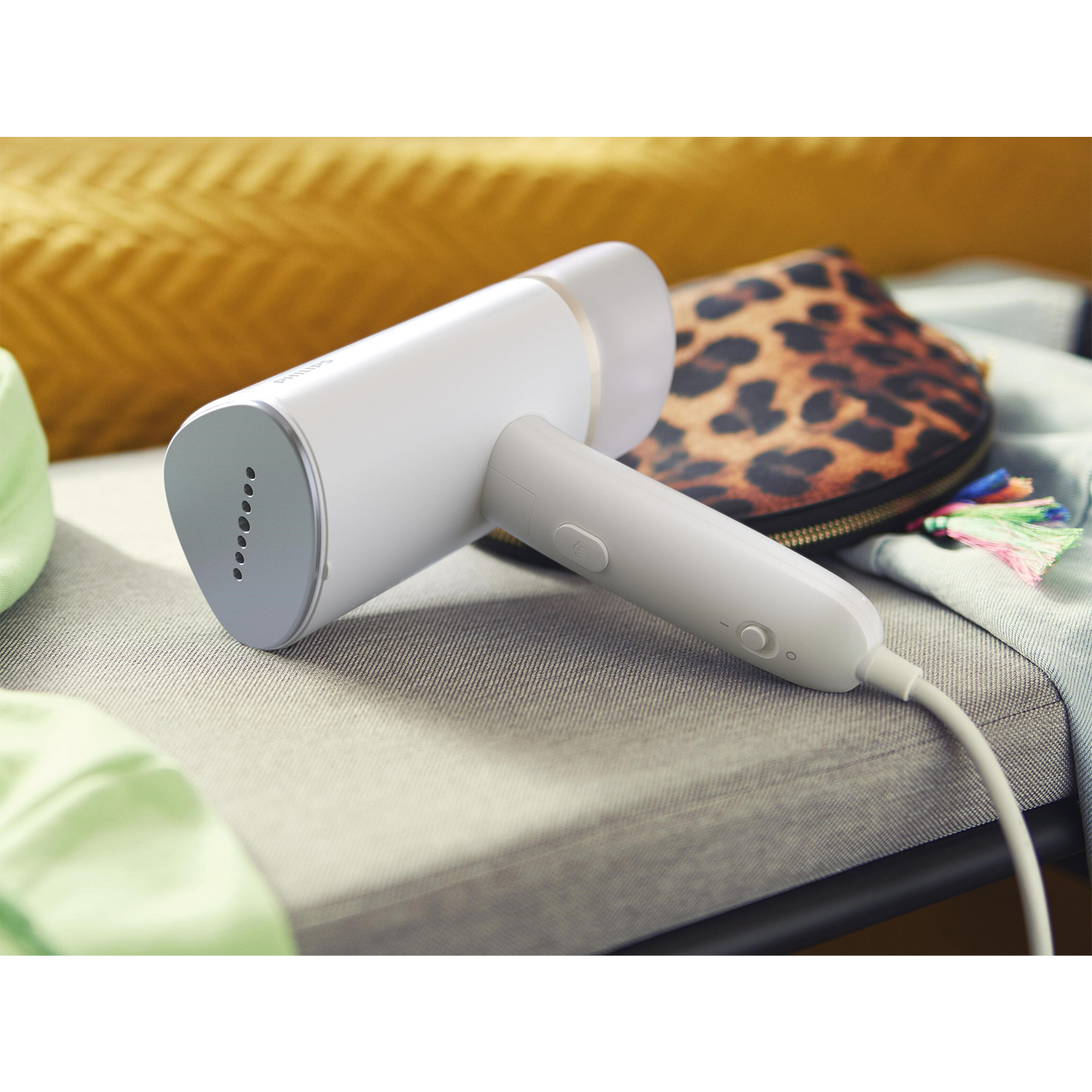 Vaporizzatore portatile bianco con testa grigia, su superficie grigia, con borsa.