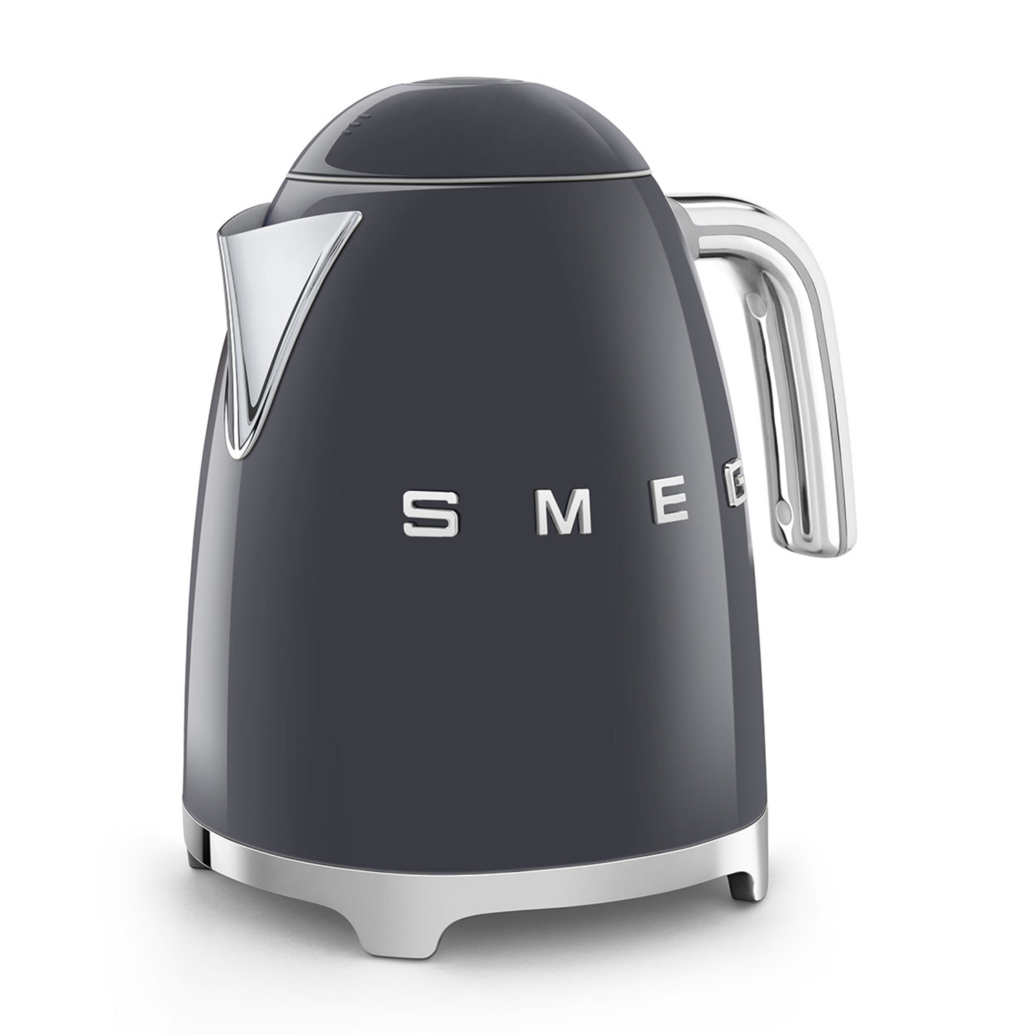 Un bollitore elettrico Smeg grigio scuro, finitura lucida, con dettagli cromati, su una superficie bianca.