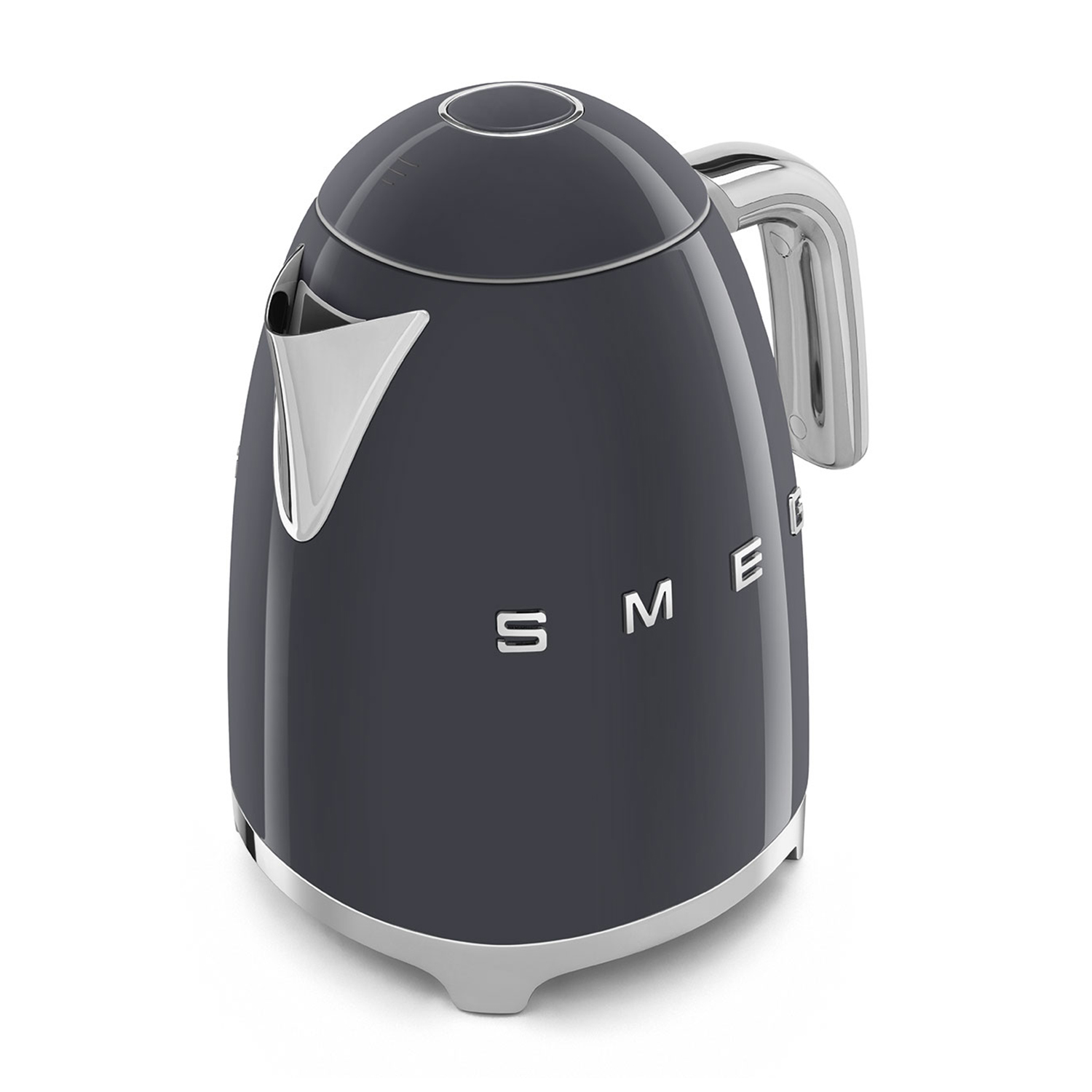 Bollitore SMEG grigio scuro su sfondo bianco. Manico e beccuccio argentati.