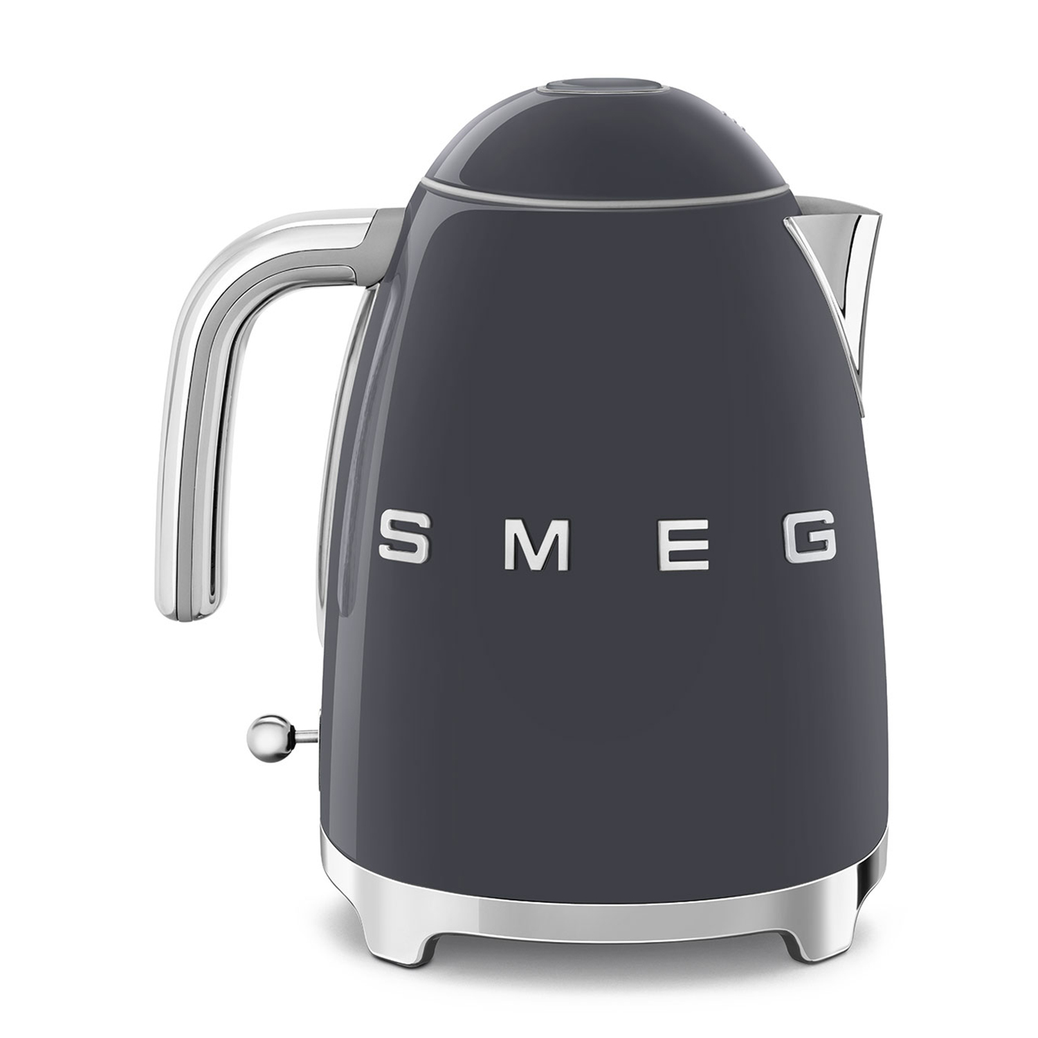 Bollitore elettrico Smeg grigio scuro. Manico e base cromati. Logo Smeg frontale.
