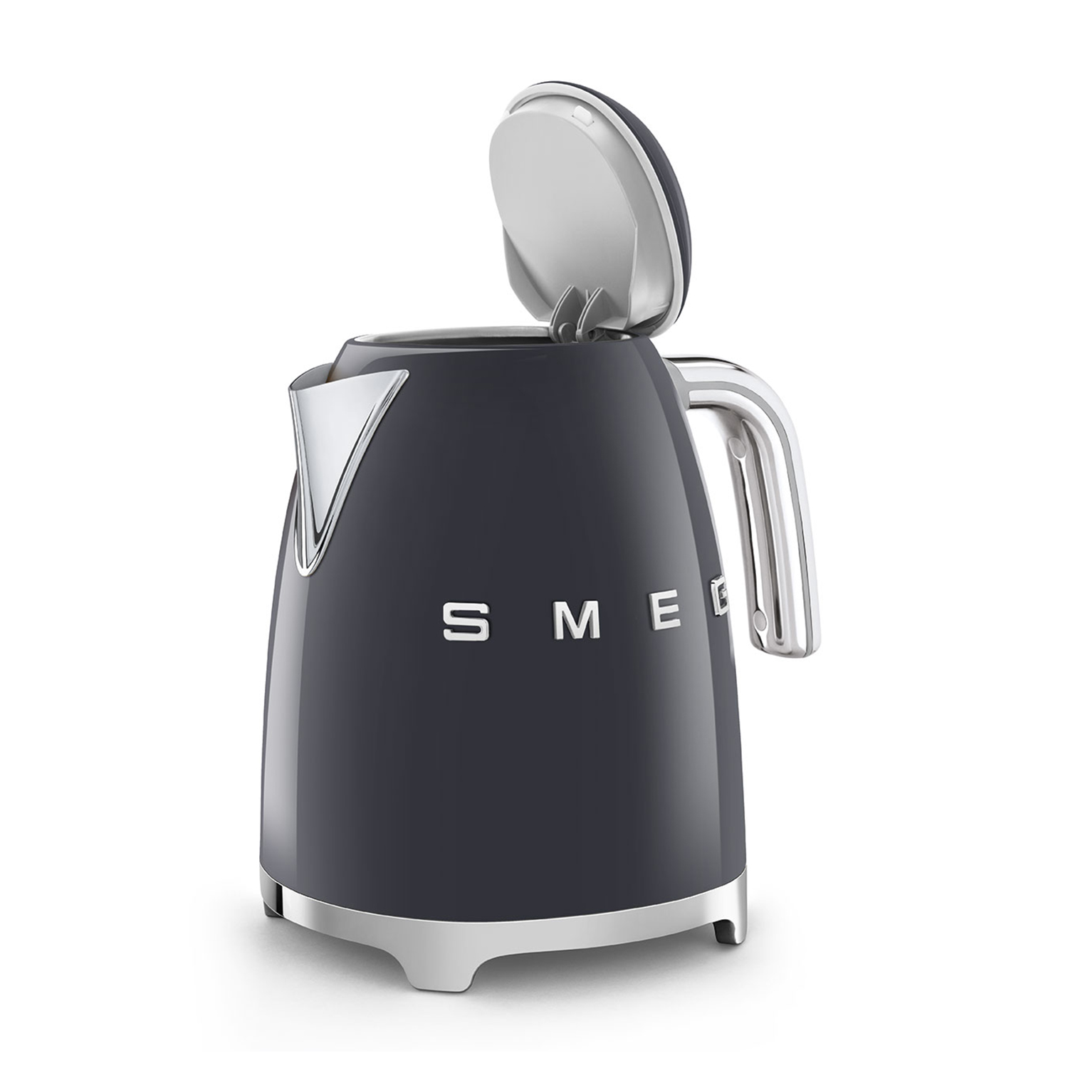 Bollitore Smeg grigio scuro con coperchio aperto. Accenti e base argentati. Sfondo bianco.