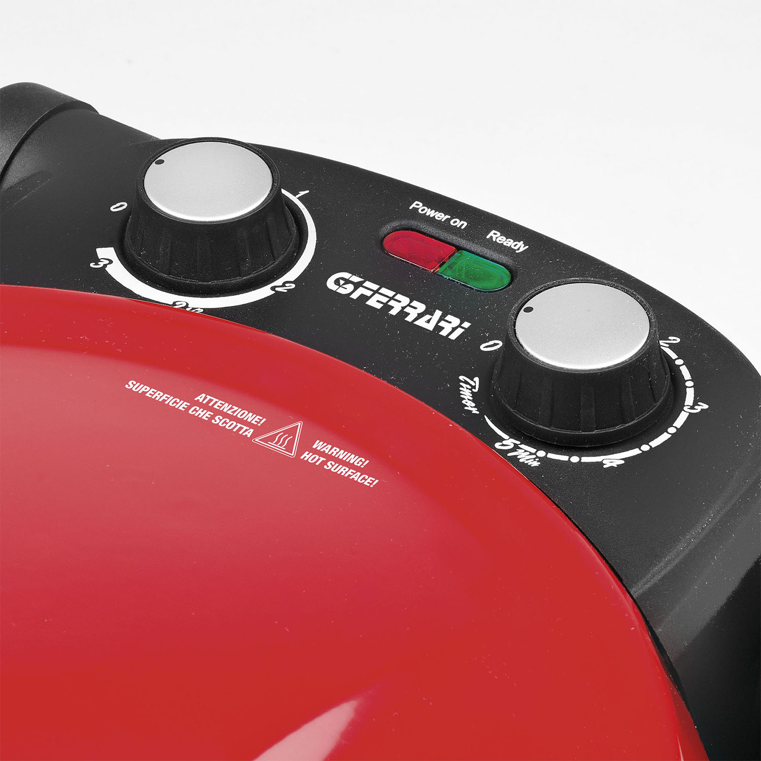 Primo piano di un controller di forno per pizza rosso. Manopole, etichette di avvertimento e luci visibili.