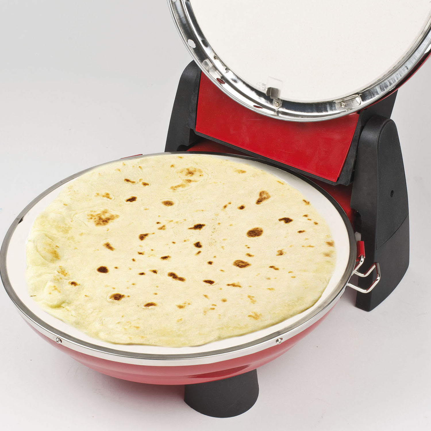 Una macchina per tortillas rossa con una tortilla cotta all'interno, su sfondo bianco.