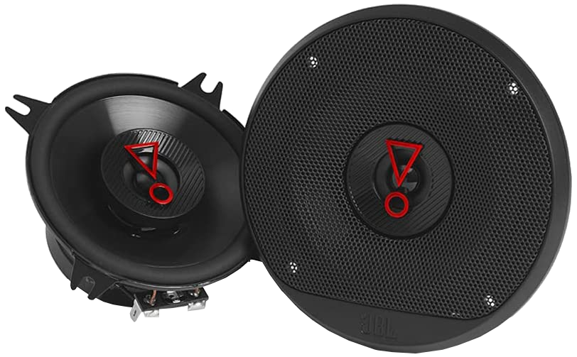 Twee zwarte JBL-autospeakers. Eén is schuin, toont de conus. Rode accenten.